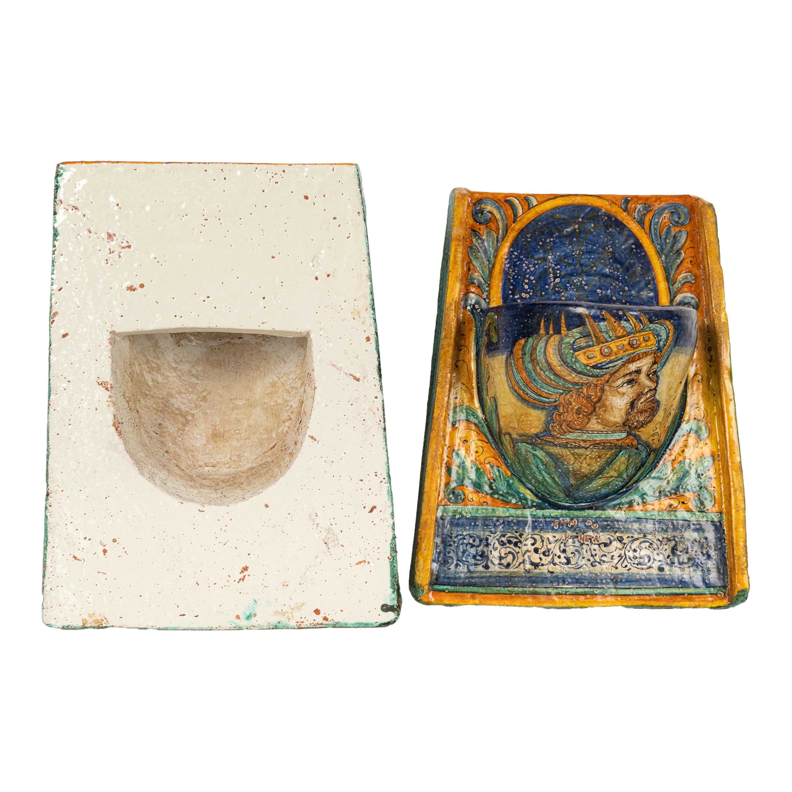 Pareja de Maceteros de Pared Antiguos de Cerámica Maiolica Renacentista de la Umbría Italiana Glaseado en venta