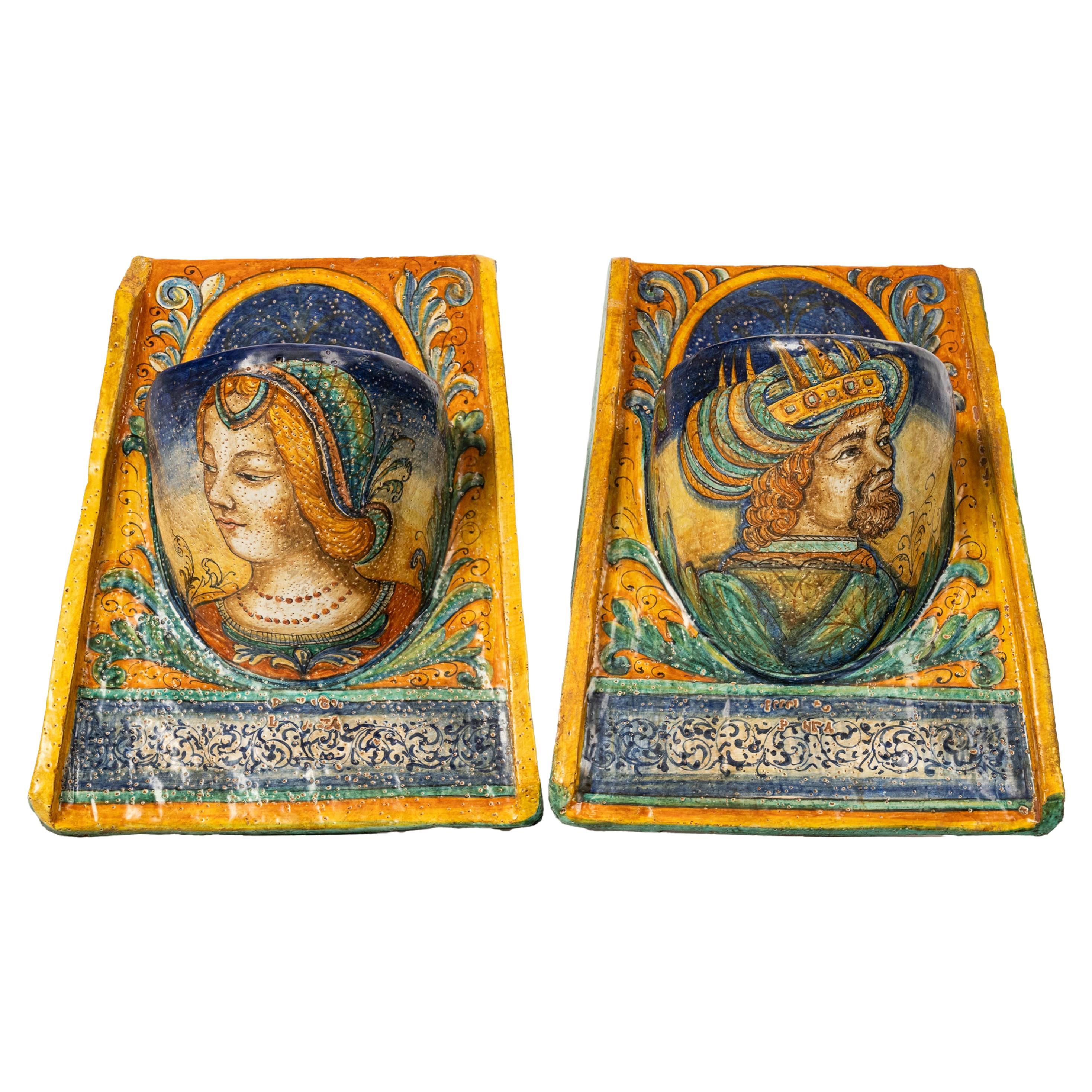 Pareja de Maceteros de Pared Antiguos de Cerámica Maiolica Renacentista de la Umbría Italiana