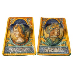 Pareja de Maceteros de Pared Antiguos de Cerámica Maiolica Renacentista de la Umbría Italiana