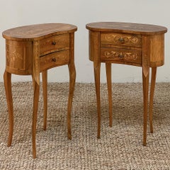 Paar antike italienische knöchelförmige Beistelltische aus Nussbaum mit Intarsien ~ Nachttische