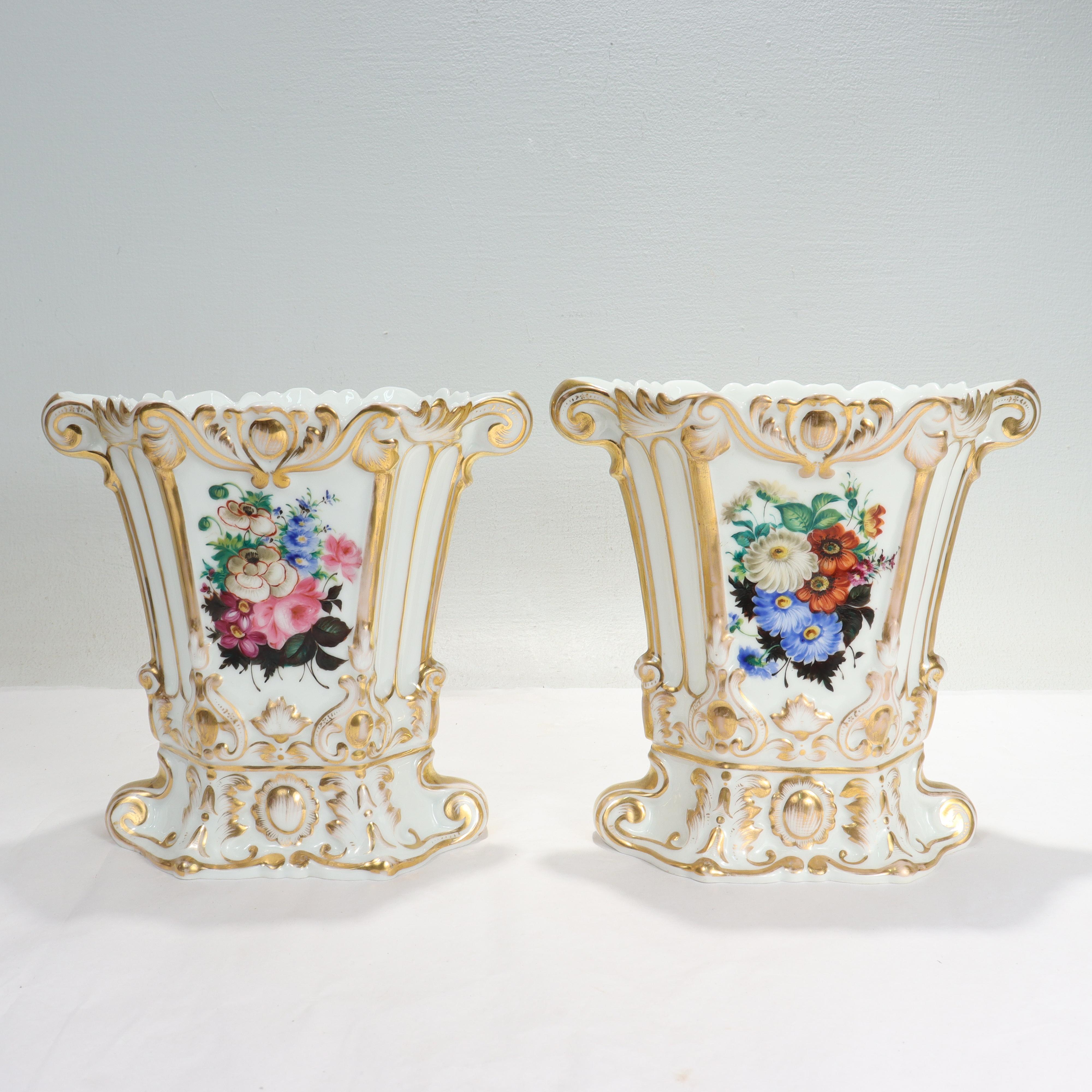 Ein schönes Paar antiker französischer Porzellanvasen.

Nach dem Vorbild von Jacob Petit.

Jeweils mit umfangreichem Goldschmuck und gemaltem Blumendekor auf beiden Seiten.

Einfach ein tolles Paar Vasen aus altem Pariser Porzellan!