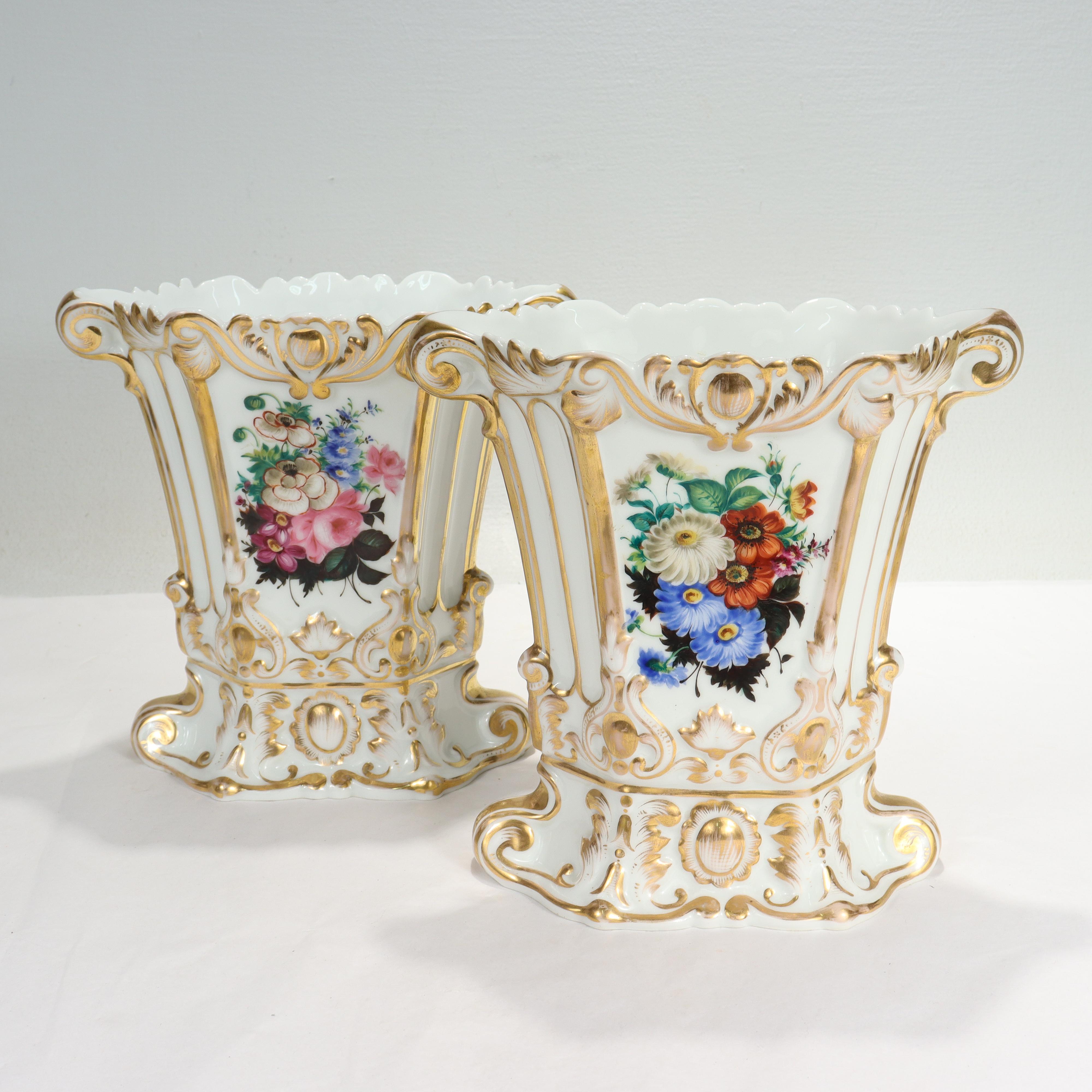 Paar antike Porzellanvasen im Jacob Petit-Stil aus Old Vieux Paris mit Blumenmuster (Gemalt) im Angebot
