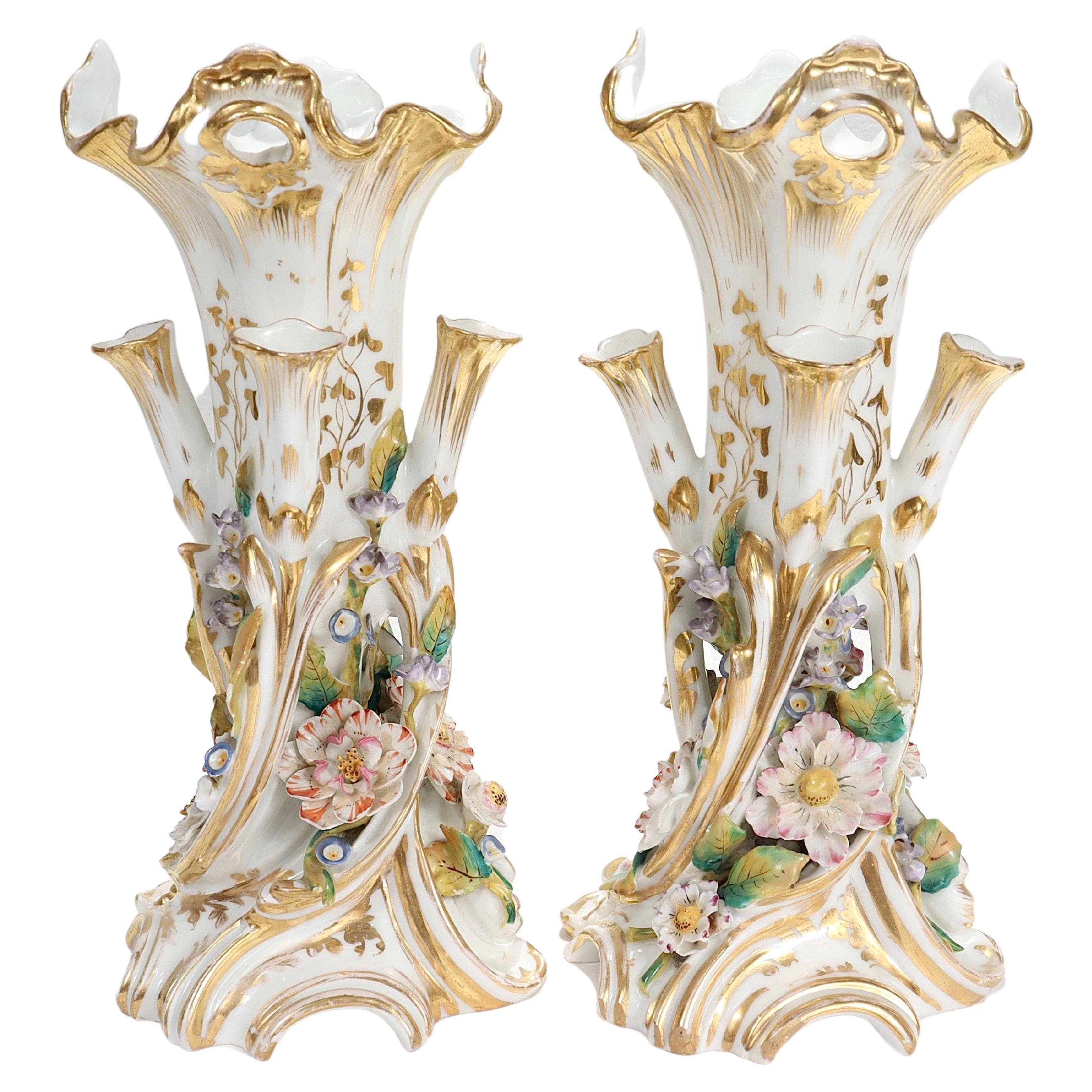 Paar antike Porzellanvasen im Jacob Petit-Stil aus Old Vieux Paris mit Blumenmuster im Angebot
