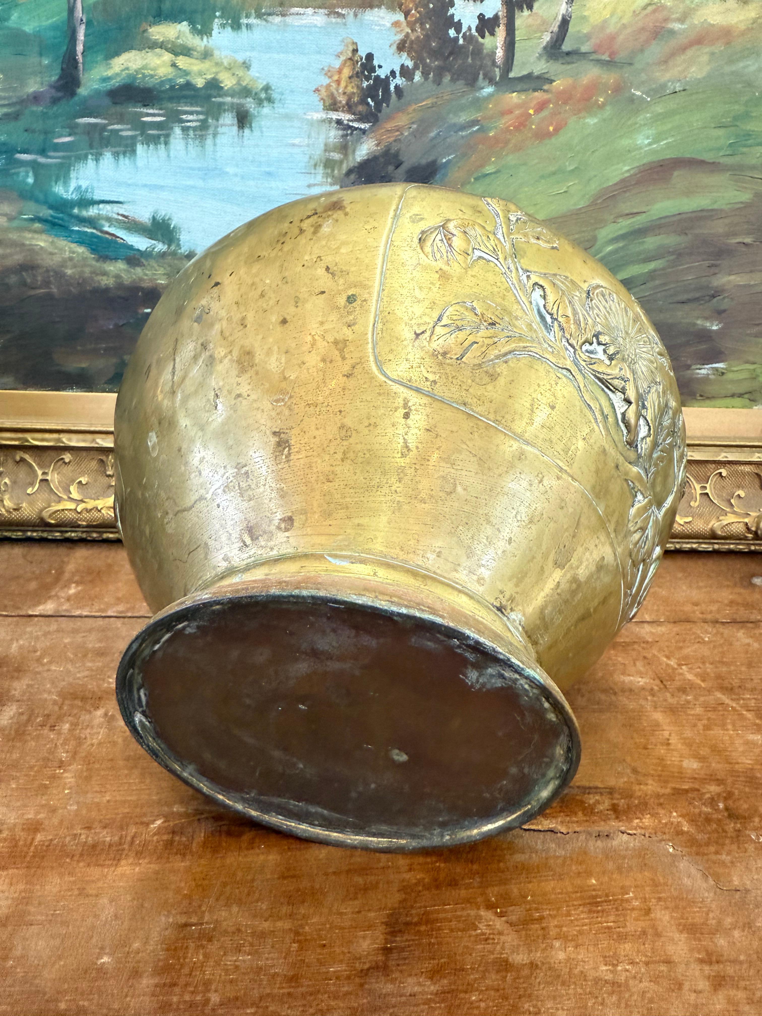 Paire de jardinières japonaises anciennes de style Art nouveau avec motifs floraux en laiton en vente 5