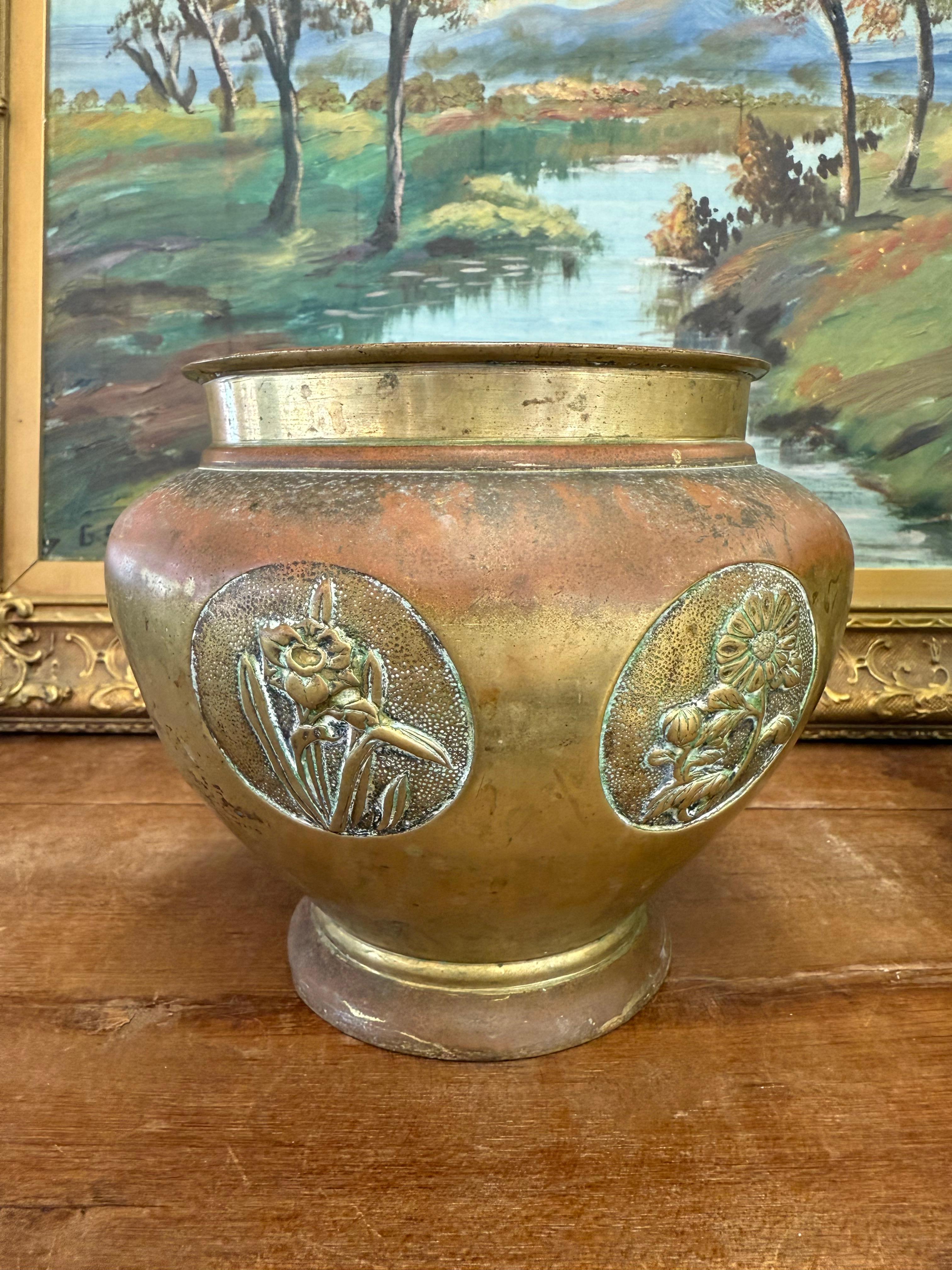 Paire de jardinières japonaises anciennes de style Art nouveau avec motifs floraux en laiton Bon état - En vente à Seattle, WA