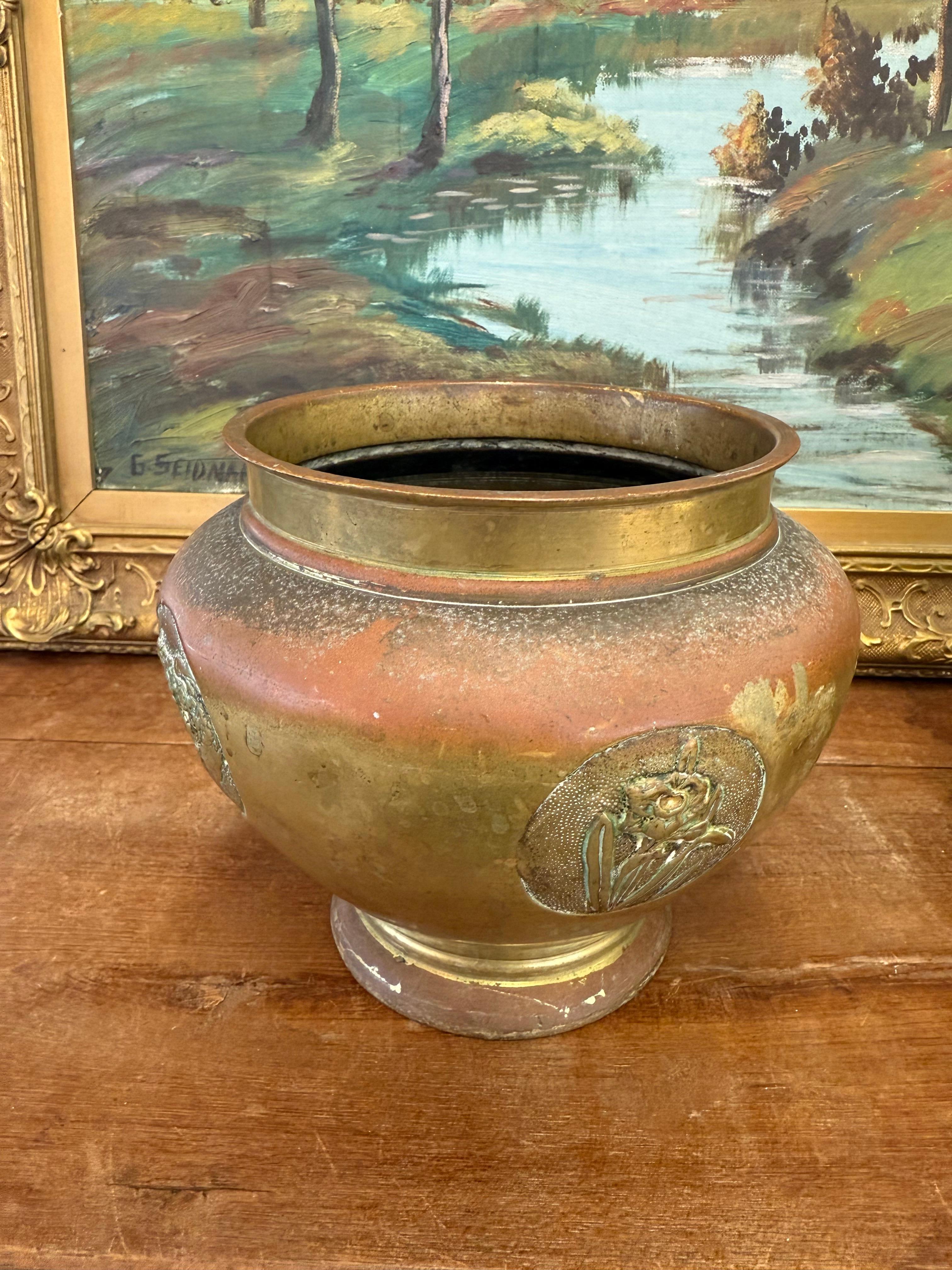 Fin du 20e siècle Paire de jardinières japonaises anciennes de style Art nouveau avec motifs floraux en laiton en vente