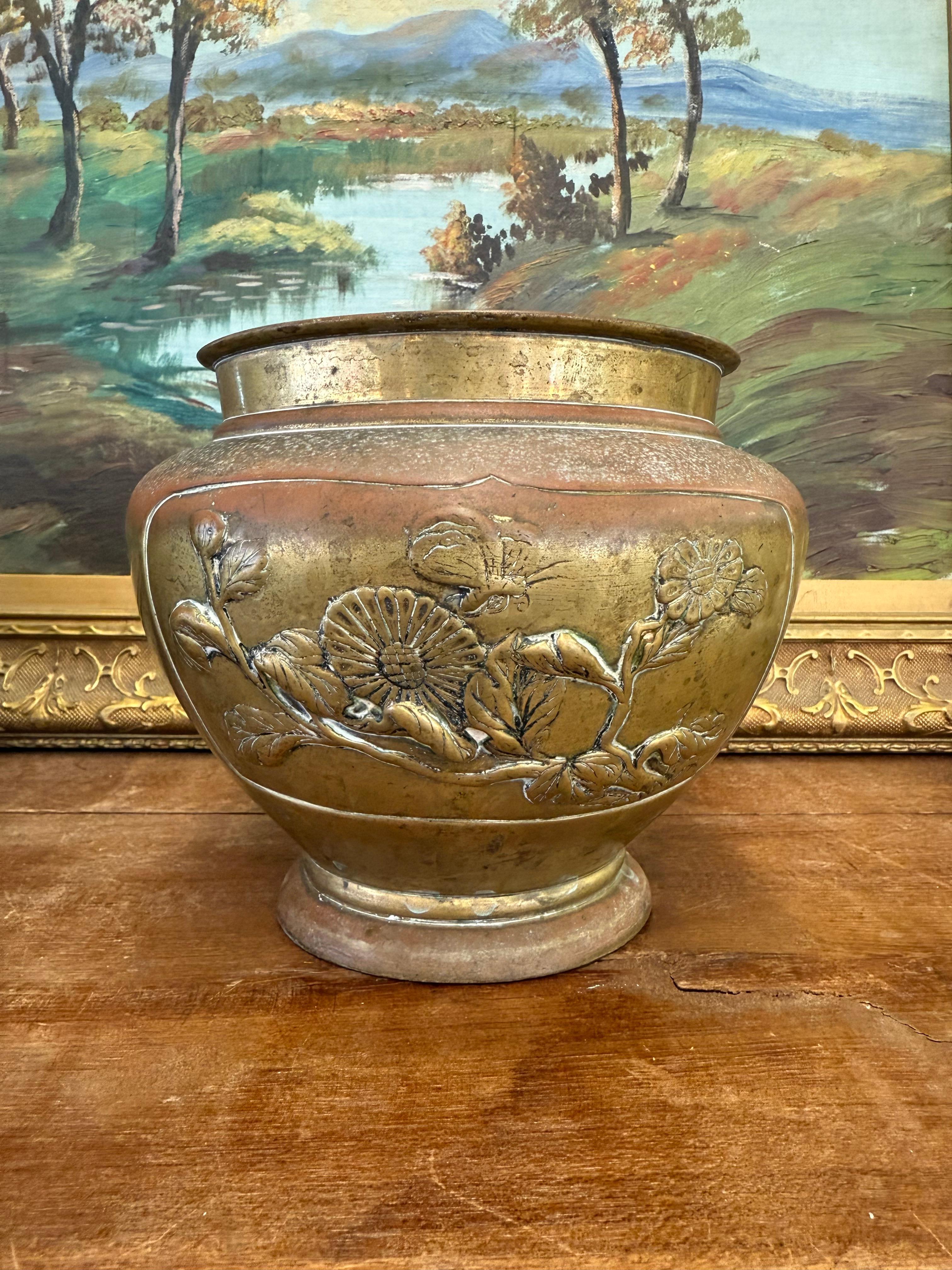 Laiton Paire de jardinières japonaises anciennes de style Art nouveau avec motifs floraux en laiton en vente
