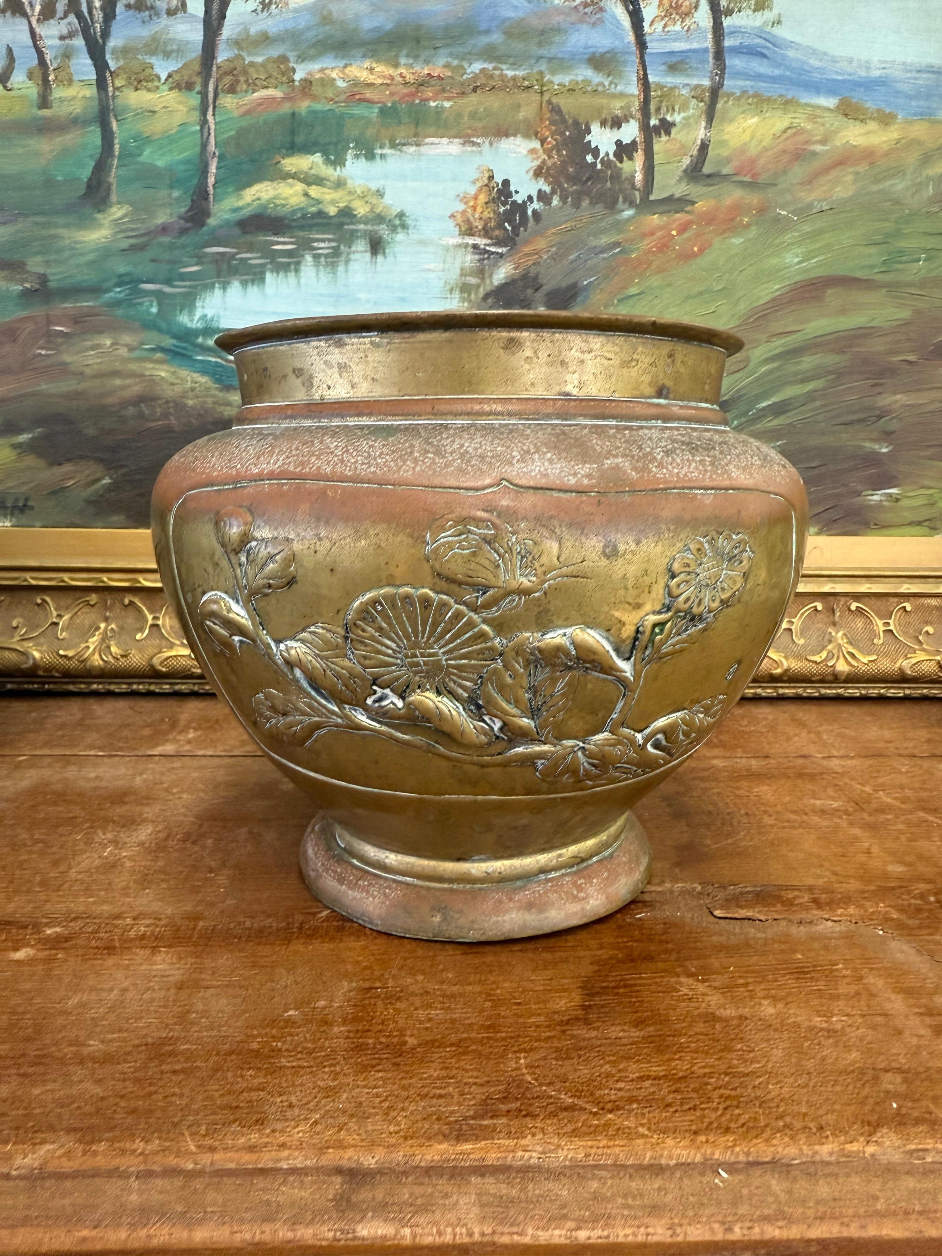 Paire de jardinières japonaises anciennes de style Art nouveau avec motifs floraux en laiton en vente 1