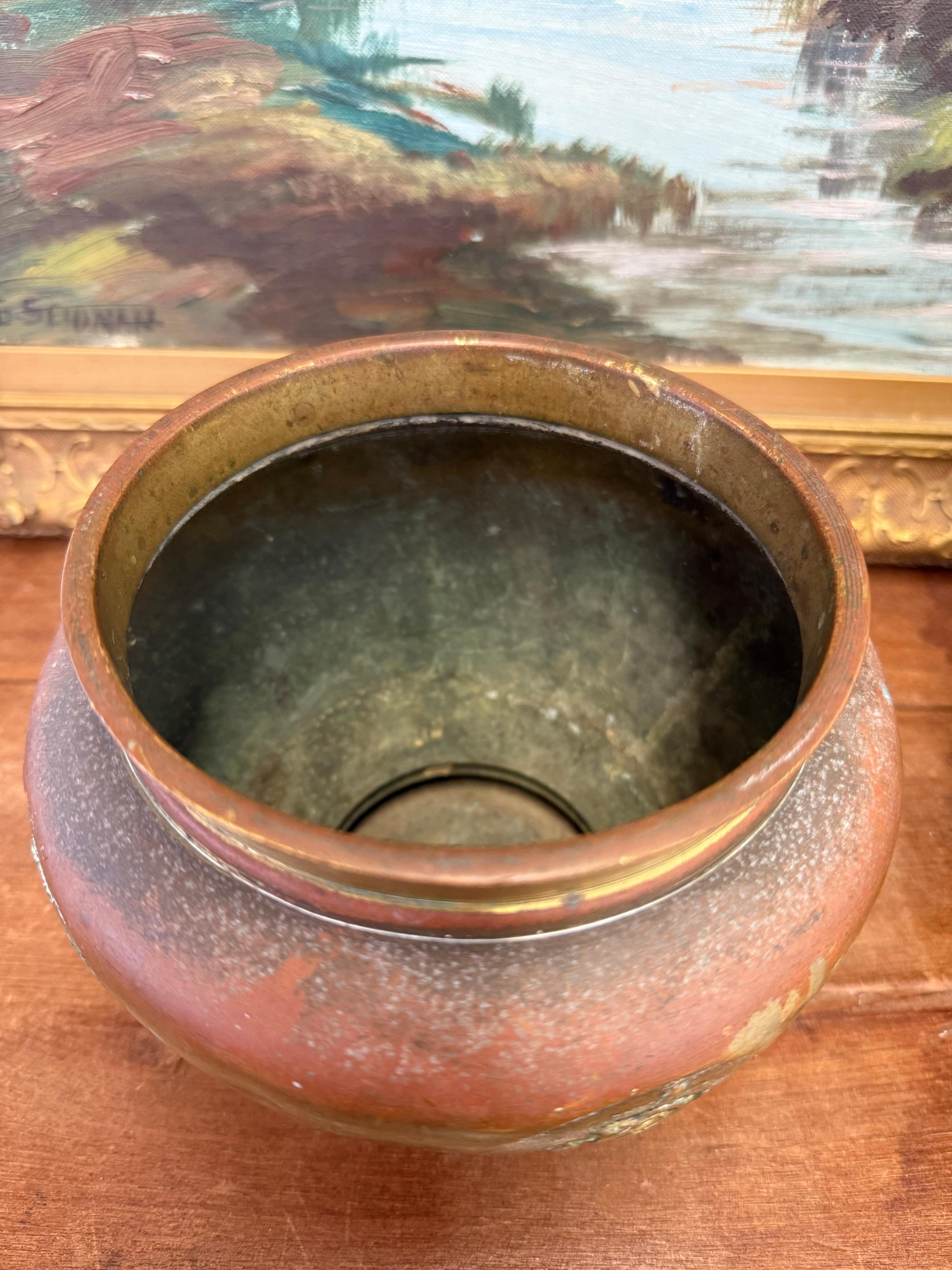 Paire de jardinières japonaises anciennes de style Art nouveau avec motifs floraux en laiton en vente 2