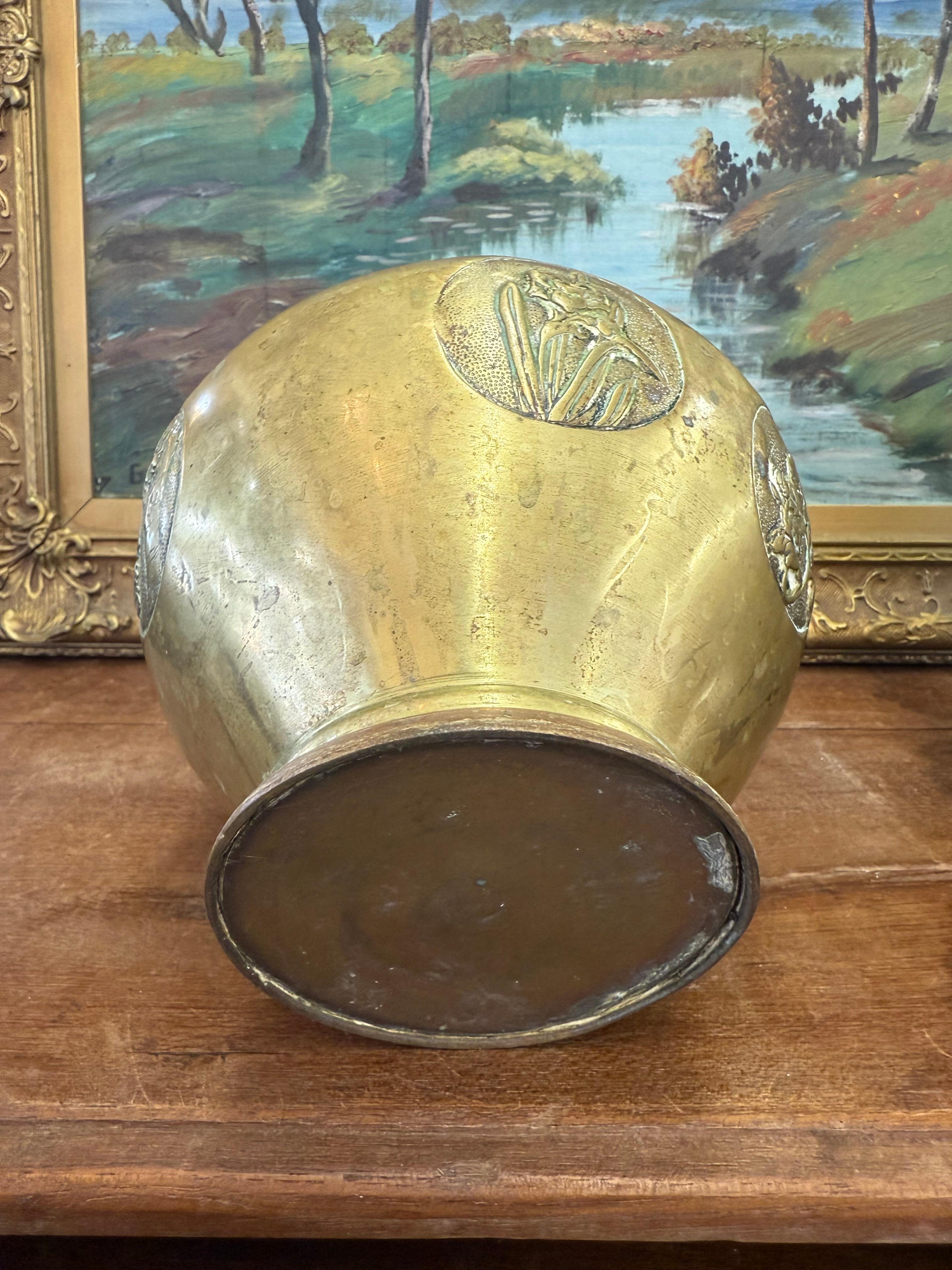 Paire de jardinières japonaises anciennes de style Art nouveau avec motifs floraux en laiton en vente 4