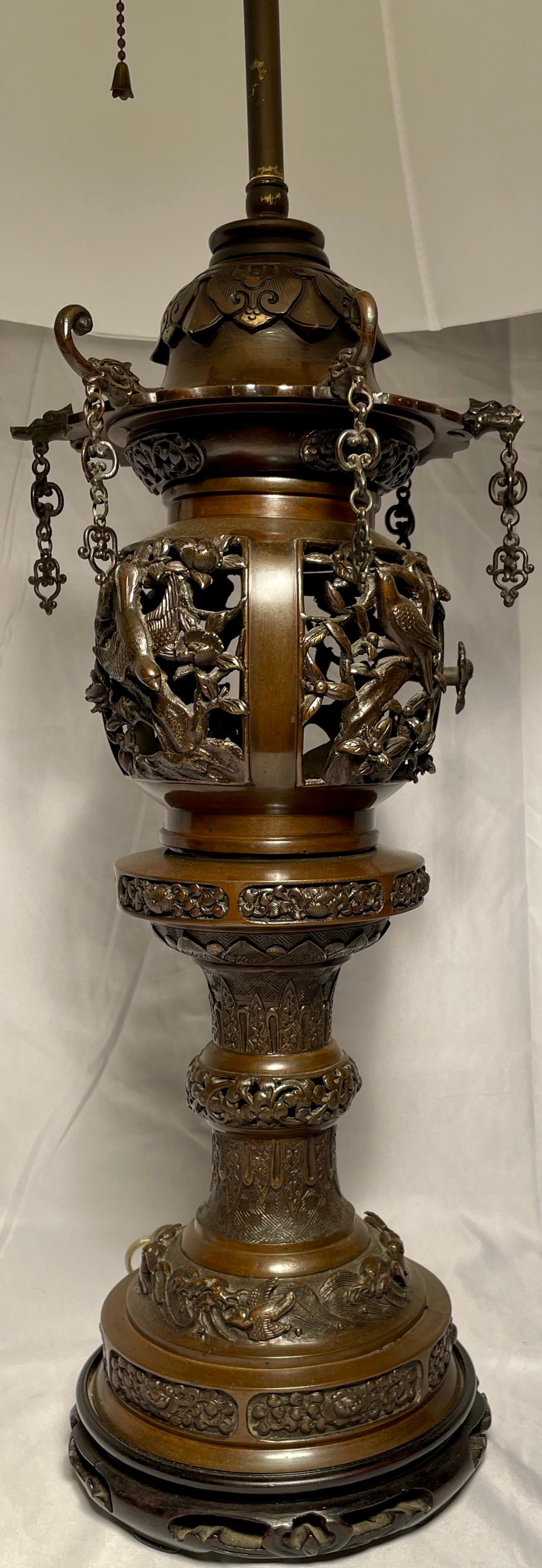 Paire d'encensoirs japonais anciens en bronze fabriqués en lampes Bon état - En vente à New Orleans, LA