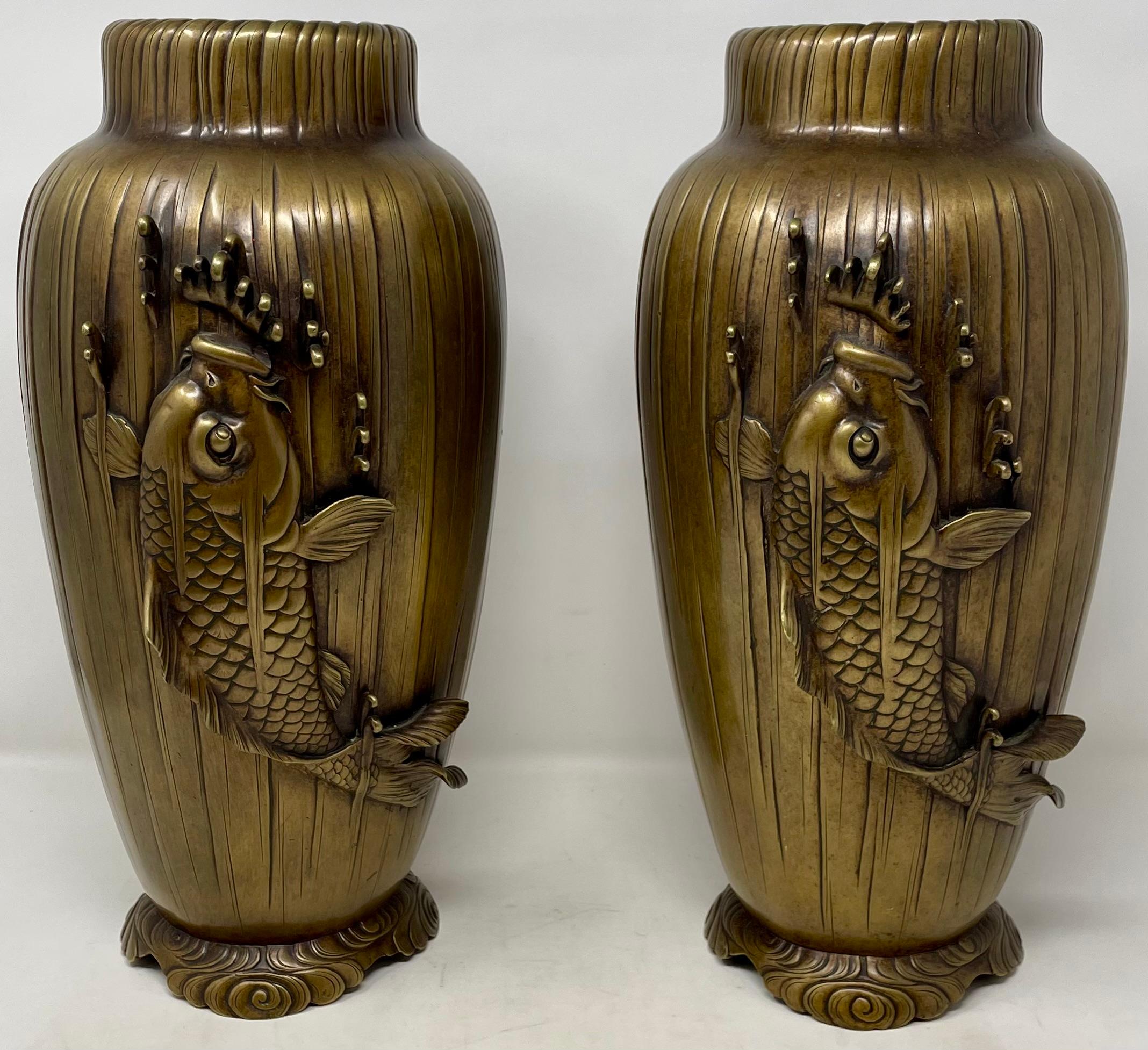 Giapponese Coppia di antiche urne giapponesi in bronzo con pesci, circa 1890-1900. in vendita