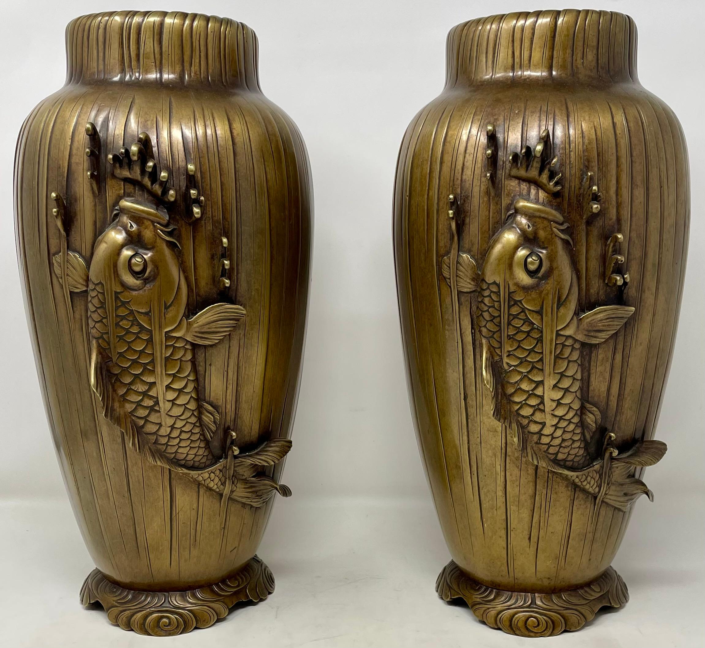 Coppia di antiche urne giapponesi in bronzo con pesci, circa 1890-1900. In condizioni buone in vendita a New Orleans, LA