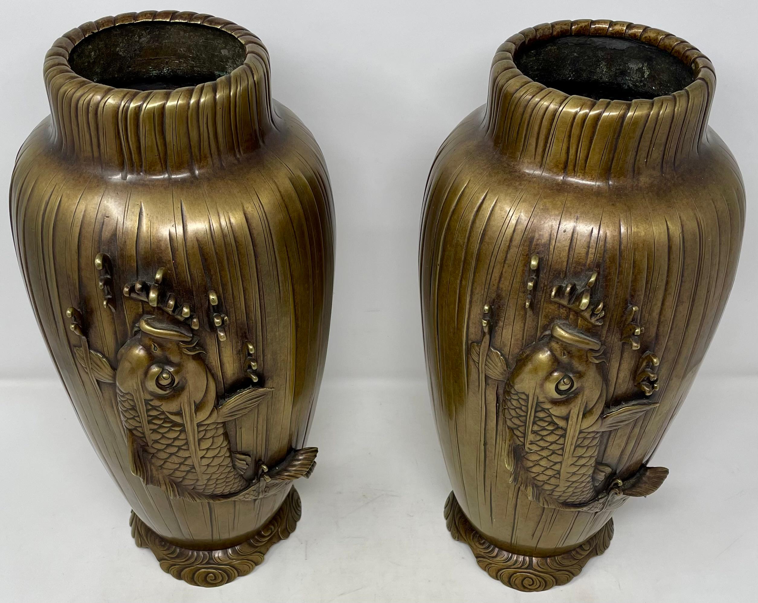 XIX secolo Coppia di antiche urne giapponesi in bronzo con pesci, circa 1890-1900. in vendita