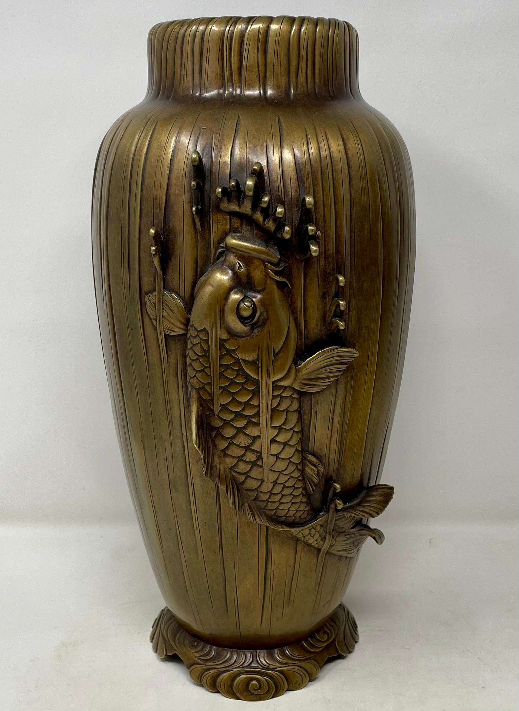 Bronzo Coppia di antiche urne giapponesi in bronzo con pesci, circa 1890-1900. in vendita