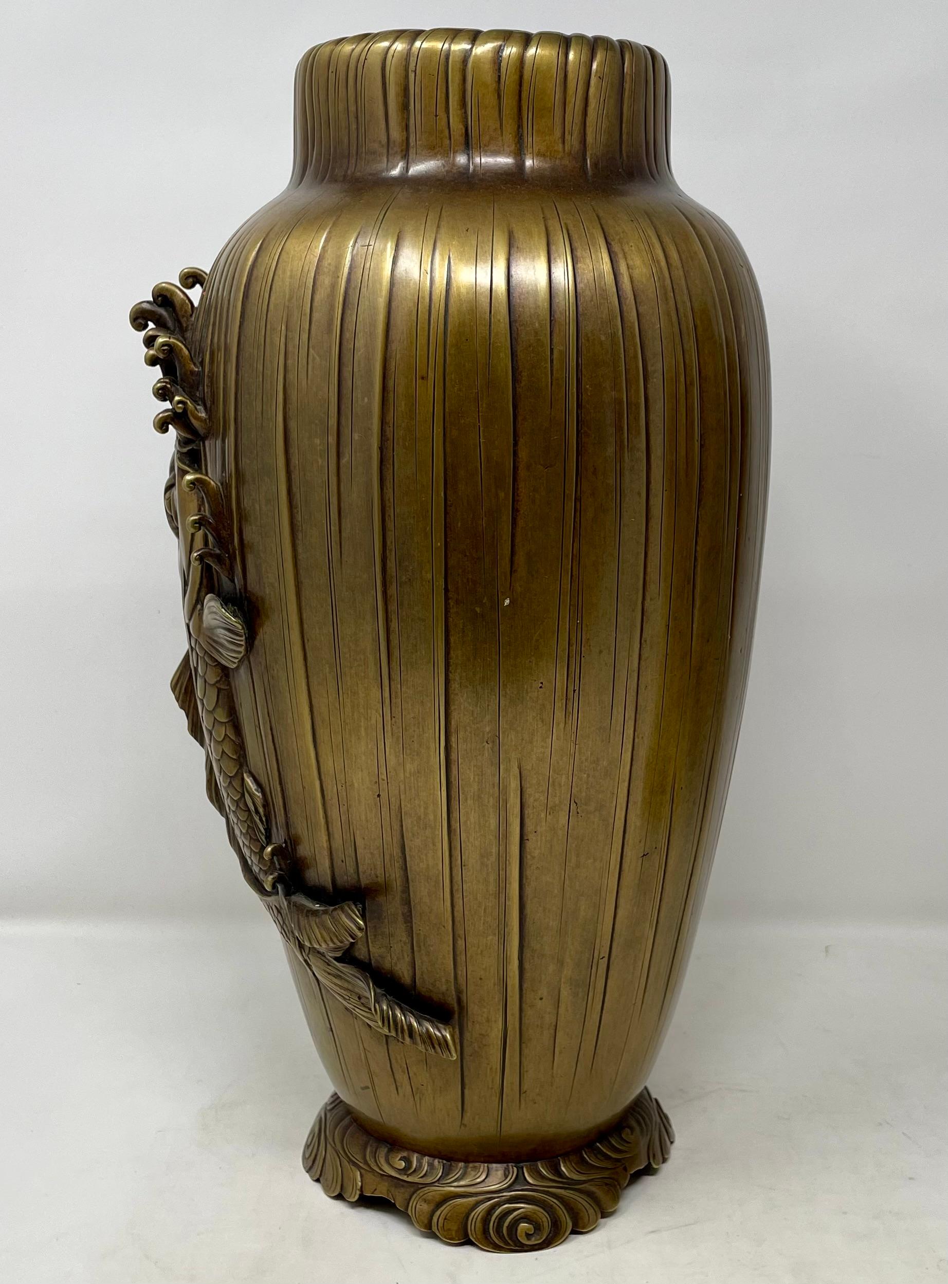 Coppia di antiche urne giapponesi in bronzo con pesci, circa 1890-1900. in vendita 1