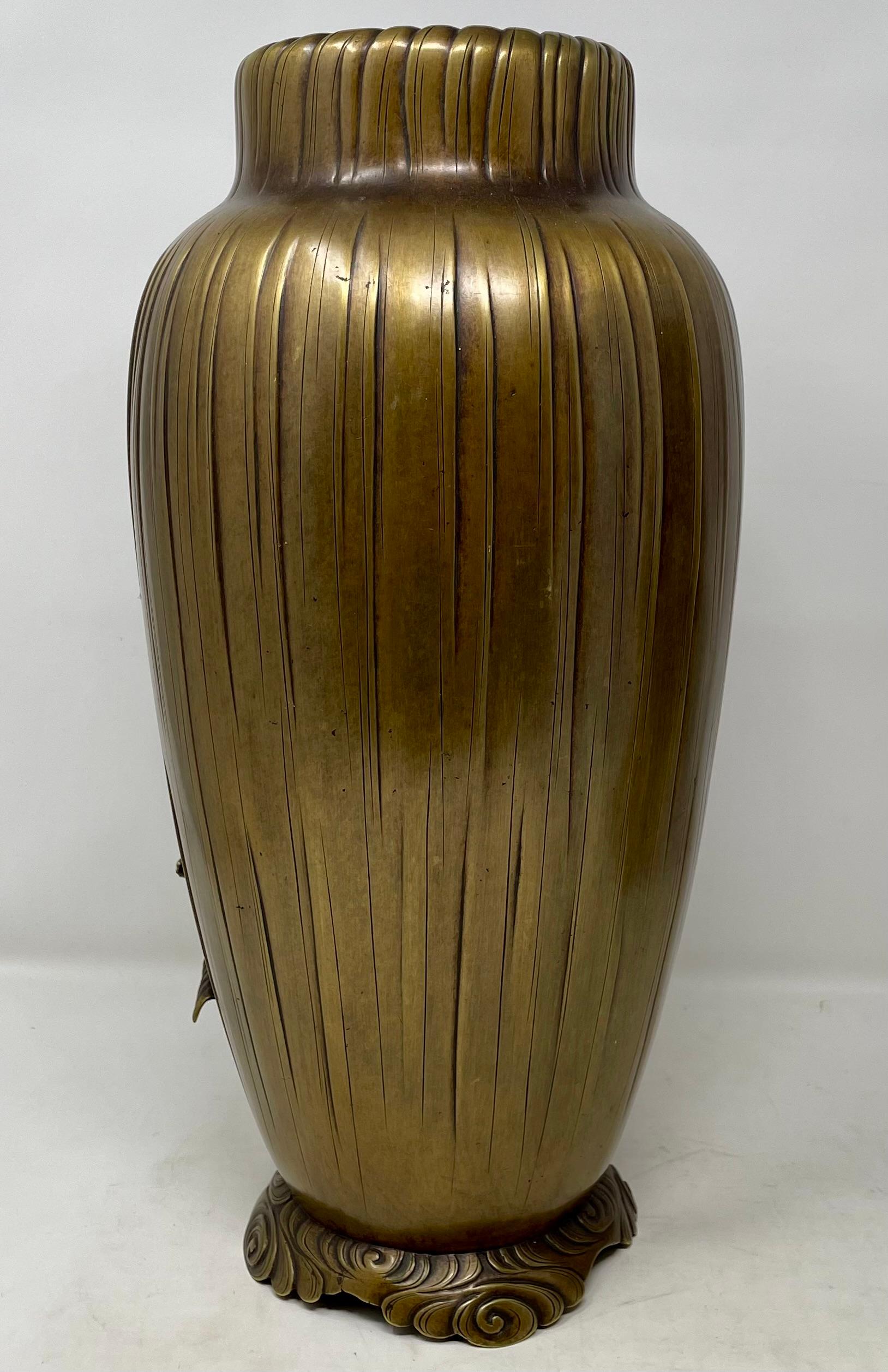 Coppia di antiche urne giapponesi in bronzo con pesci, circa 1890-1900. in vendita 2