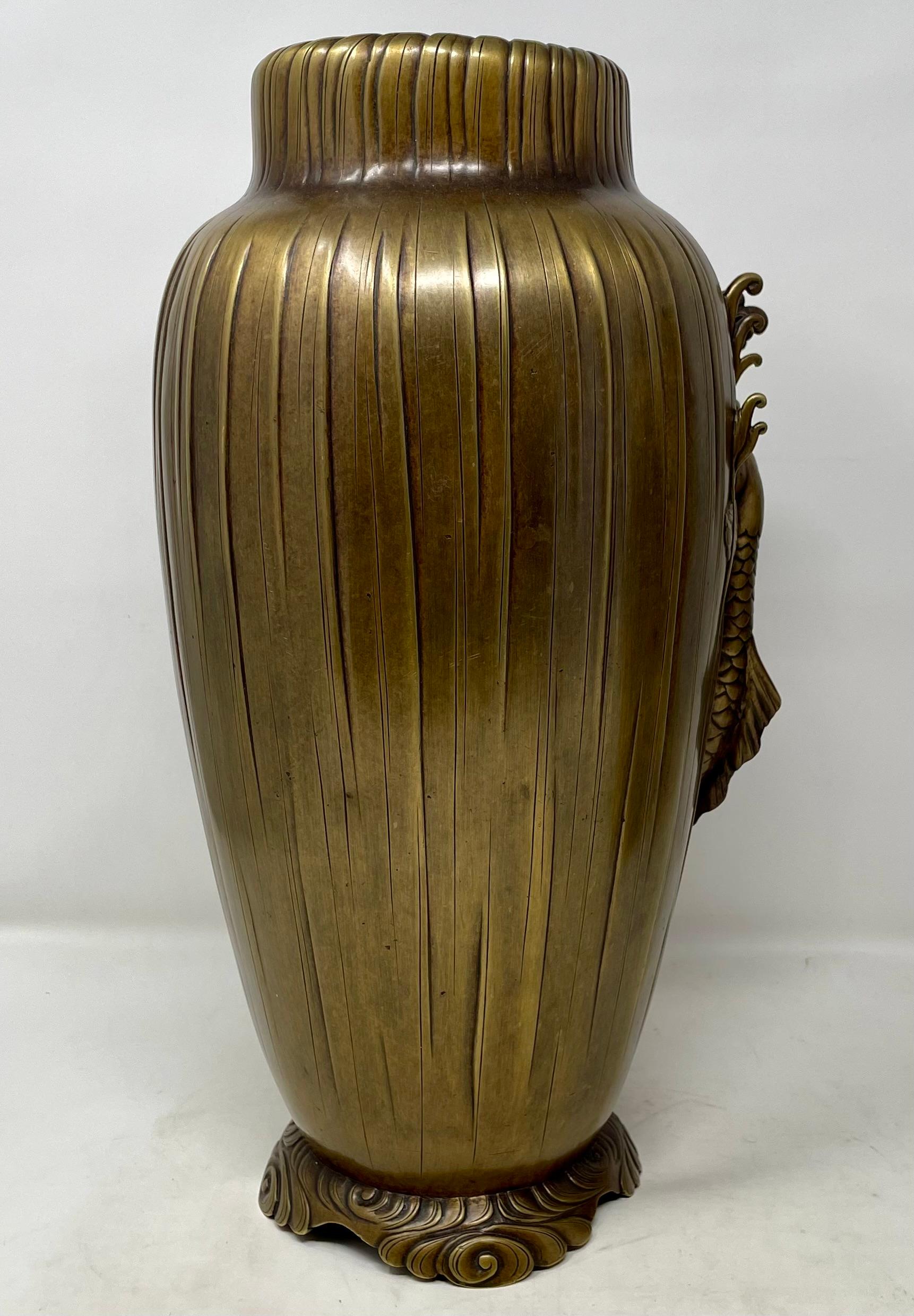 Coppia di antiche urne giapponesi in bronzo con pesci, circa 1890-1900. in vendita 3