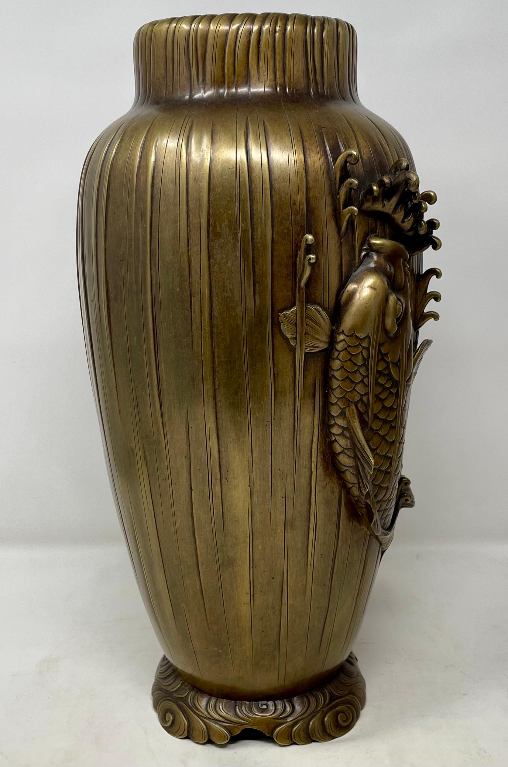 Coppia di antiche urne giapponesi in bronzo con pesci, circa 1890-1900. in vendita 4