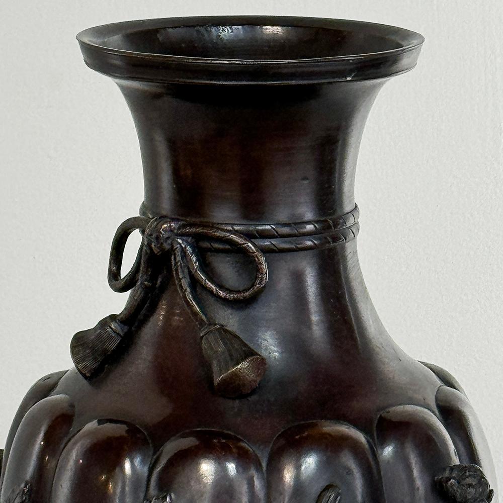Coppia di antichi vasi giapponesi in bronzo in vendita 5