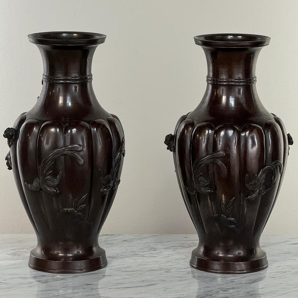 La coppia di vasi antichi giapponesi in bronzo illustra chiaramente la maestria degli artigiani metallurgici del Giappone!  Fusi e scolpiti in bronzo con una ricca finitura anticata a olio, presentano una forma classica con scanalature sul corpo