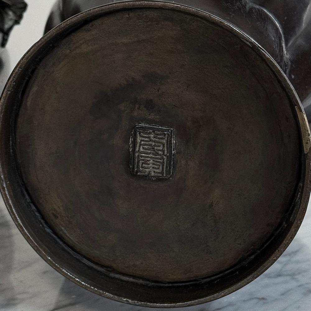 Coppia di antichi vasi giapponesi in bronzo in vendita 12