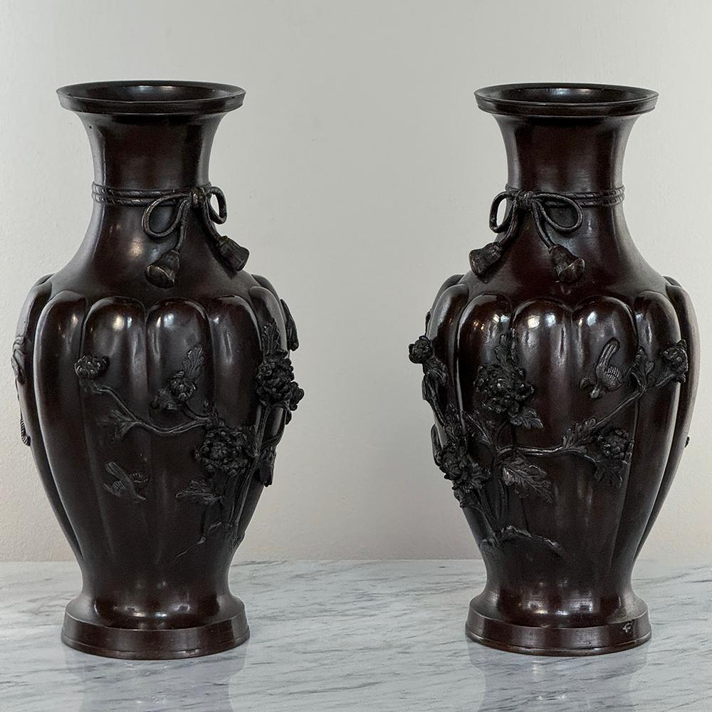 Meiji Coppia di antichi vasi giapponesi in bronzo in vendita
