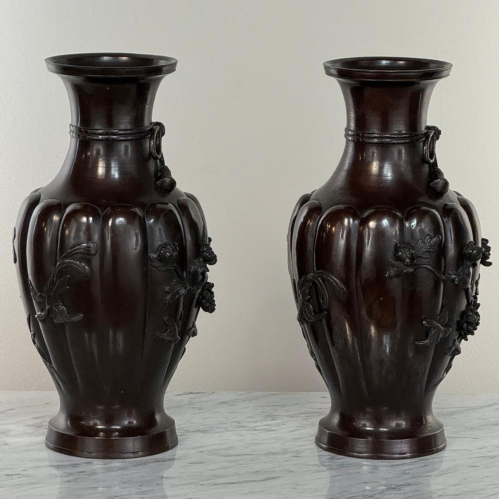 Giapponese Coppia di antichi vasi giapponesi in bronzo in vendita