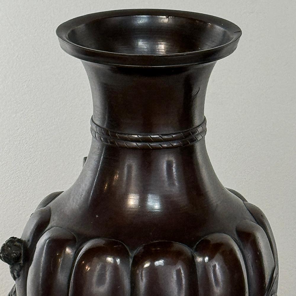 XX secolo Coppia di antichi vasi giapponesi in bronzo in vendita
