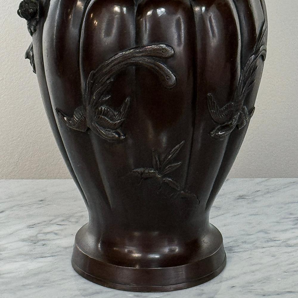 Bronzo Coppia di antichi vasi giapponesi in bronzo in vendita