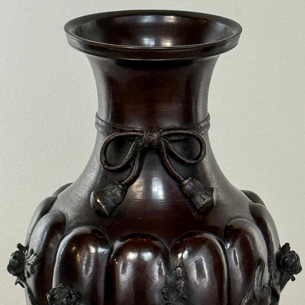 Coppia di antichi vasi giapponesi in bronzo in vendita 1