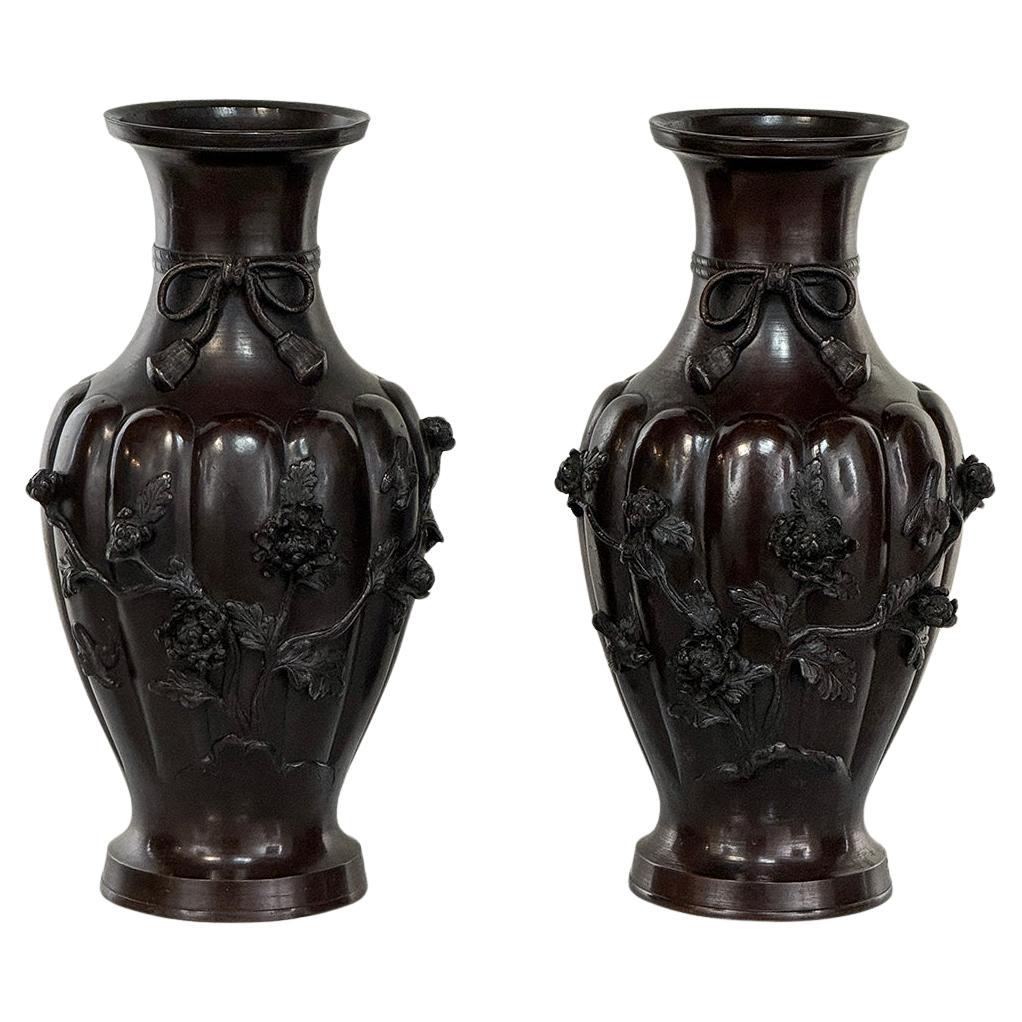 Coppia di antichi vasi giapponesi in bronzo