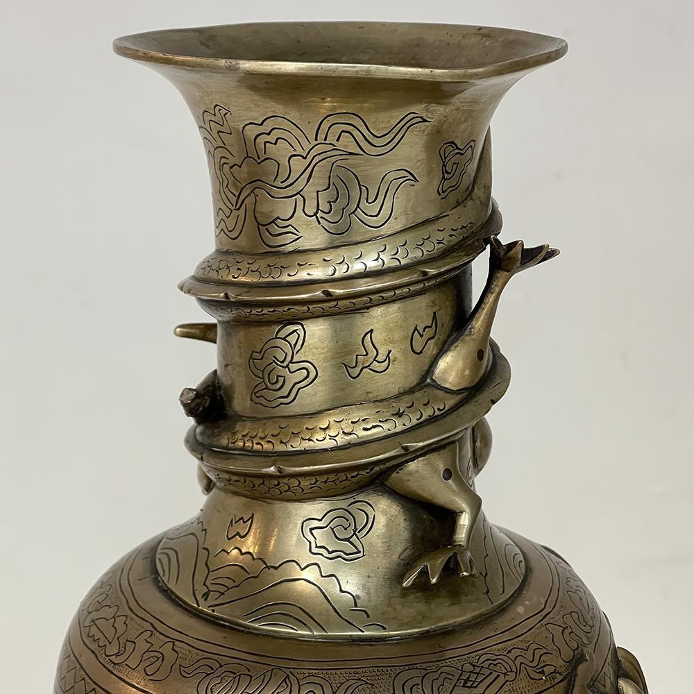 Paire de vases japonais anciens en bronze sur socle en bois en vente 1