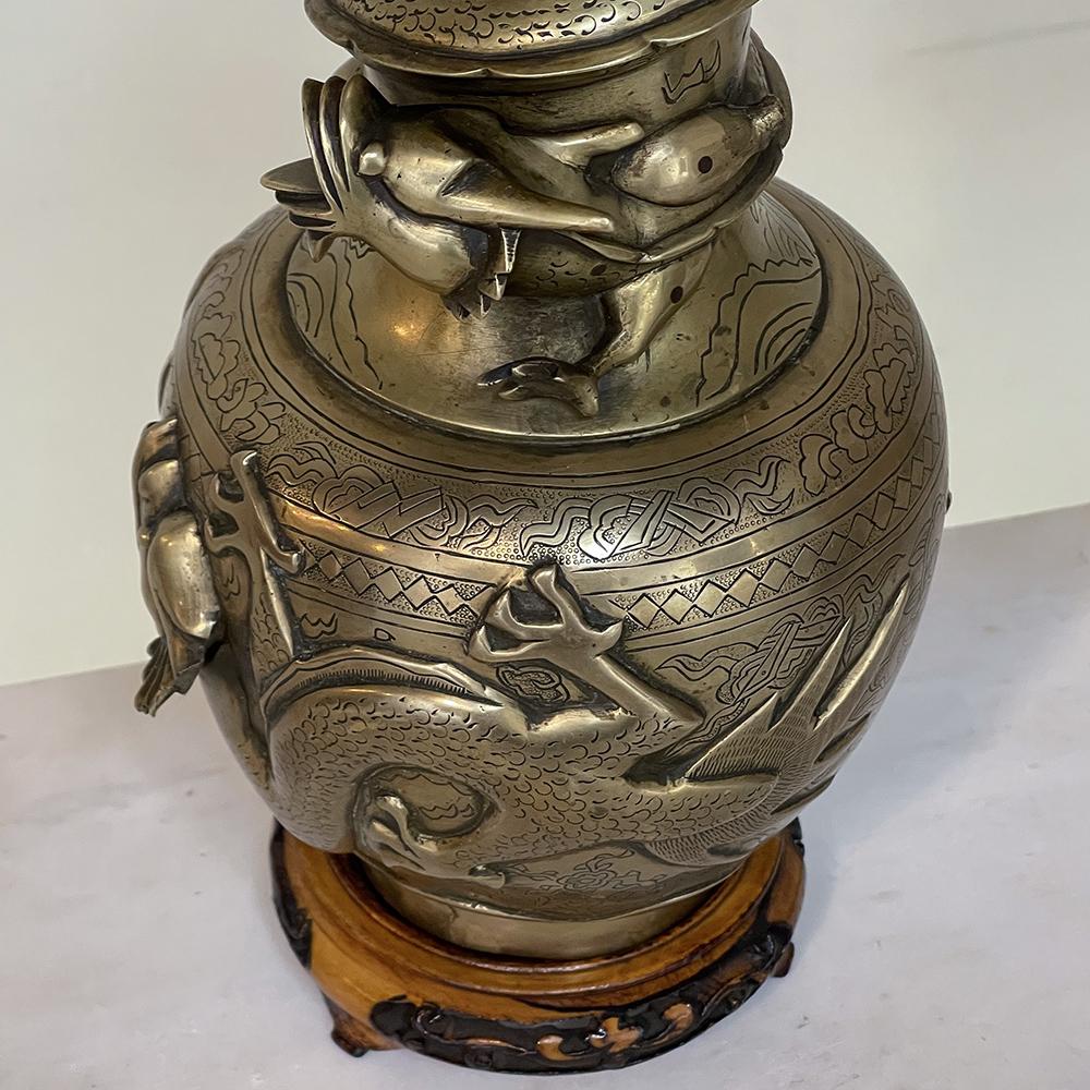 Paire de vases japonais anciens en bronze sur socle en bois en vente 3