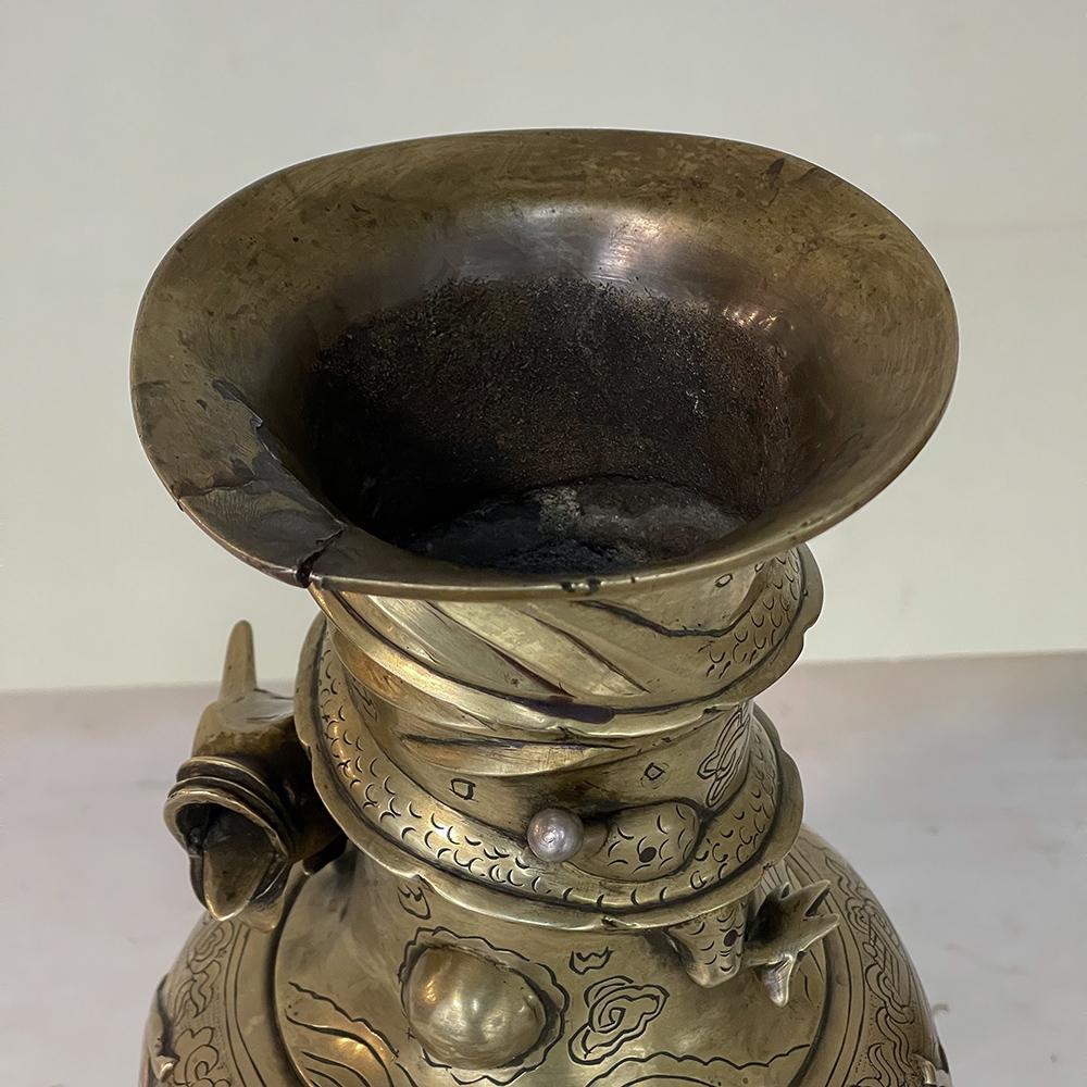 Paire de vases japonais anciens en bronze sur socle en bois en vente 4