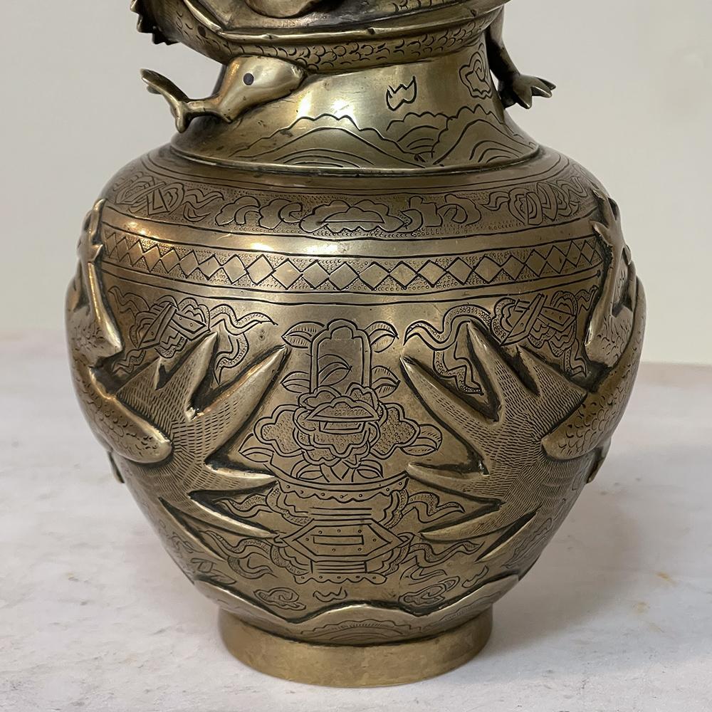 Paire de vases japonais anciens en bronze sur socle en bois en vente 5