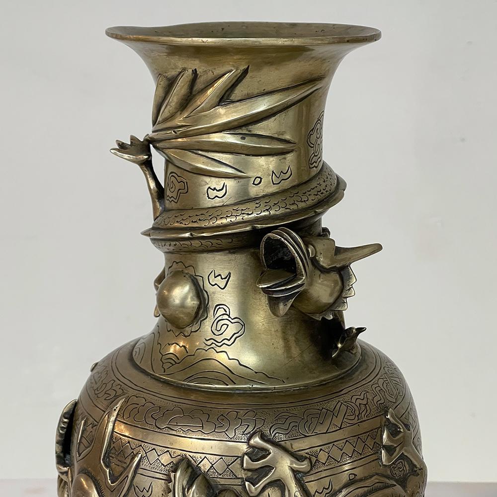 20ième siècle Paire de vases japonais anciens en bronze sur socle en bois en vente