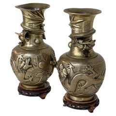 Paire de vases japonais anciens en bronze sur socle en bois