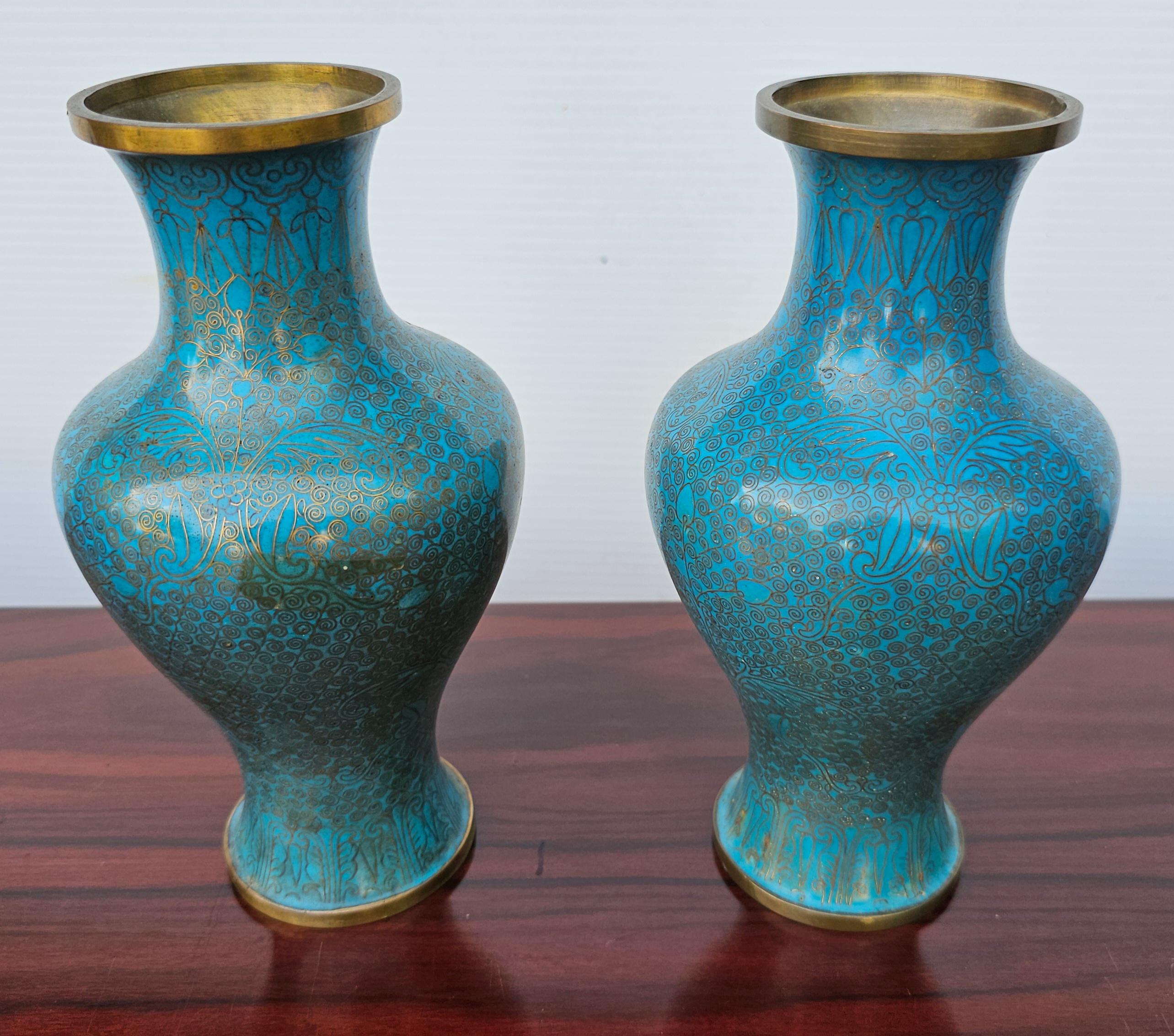 Giapponese Coppia di antichi cloisonné giapponesi  Vasi smaltati in vendita
