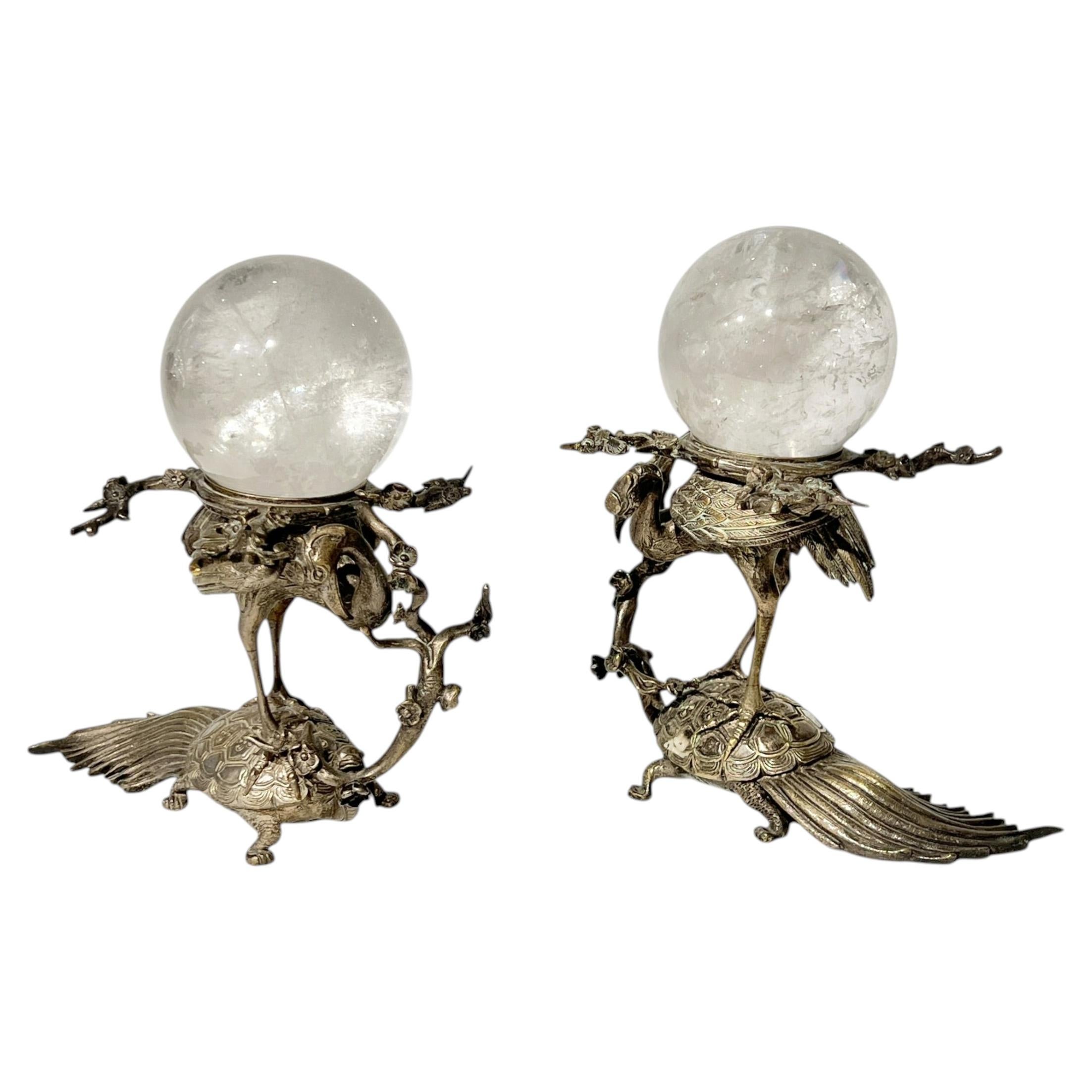 Paar japanische Reiher- und Schildkrötenform Versilberte Bronze Bergkristall-Kugelständer im Angebot