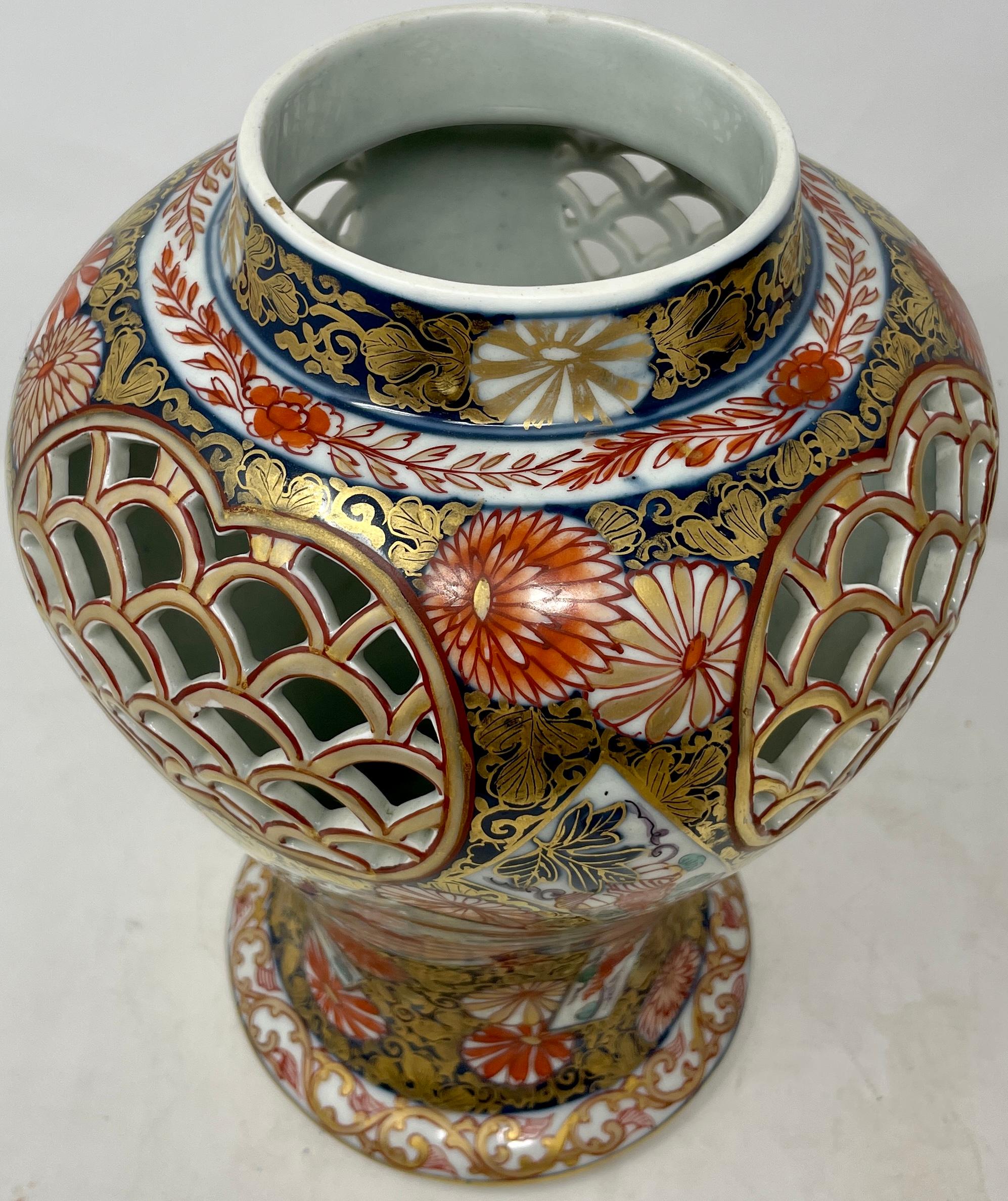 Paire d'urnes japonaises anciennes en porcelaine Imari avec perçage réticulé, vers 1880 en vente 4