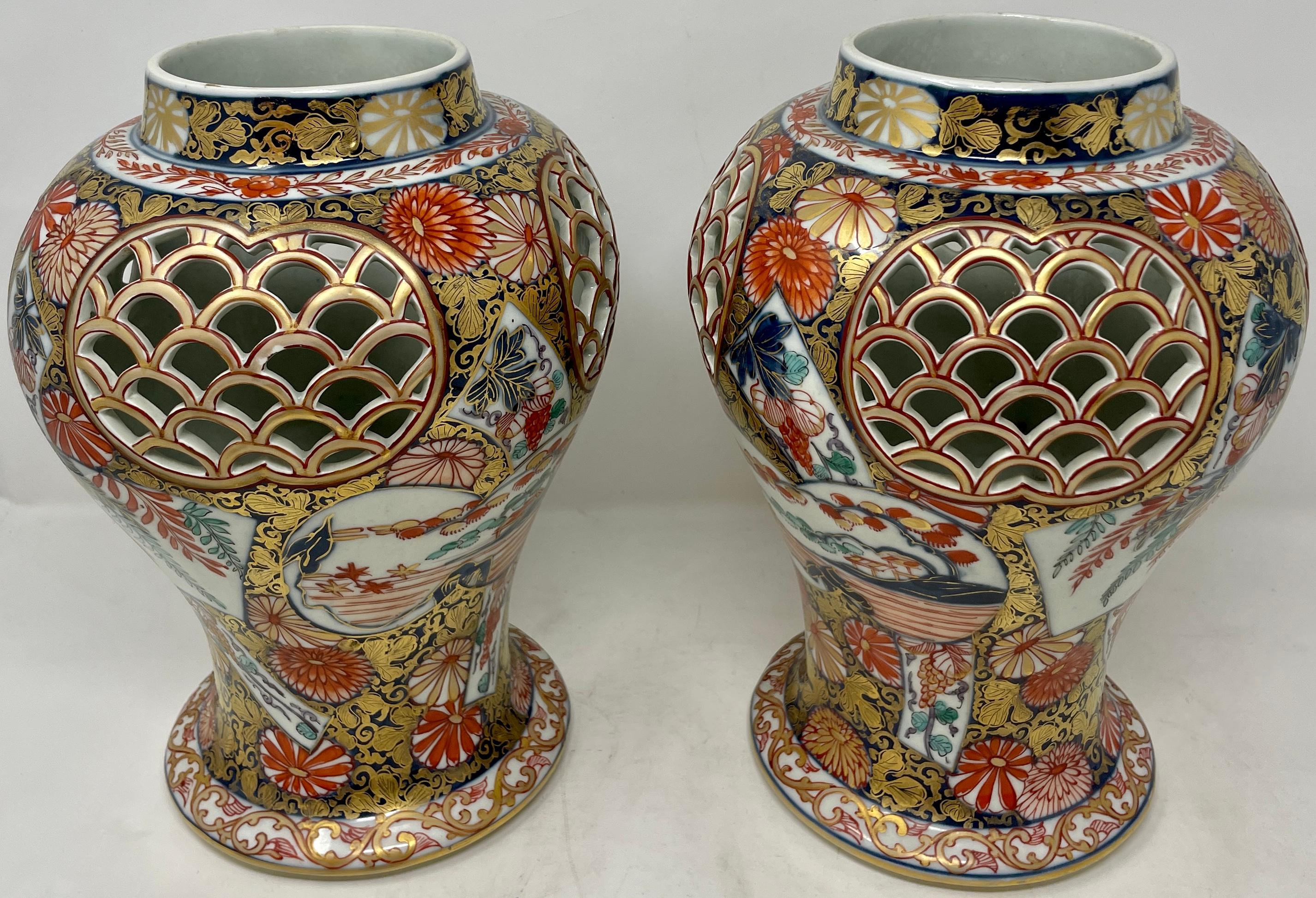 Paire de très belles urnes anciennes en porcelaine japonaise Imari à percement réticulé, circa 1880-1890.