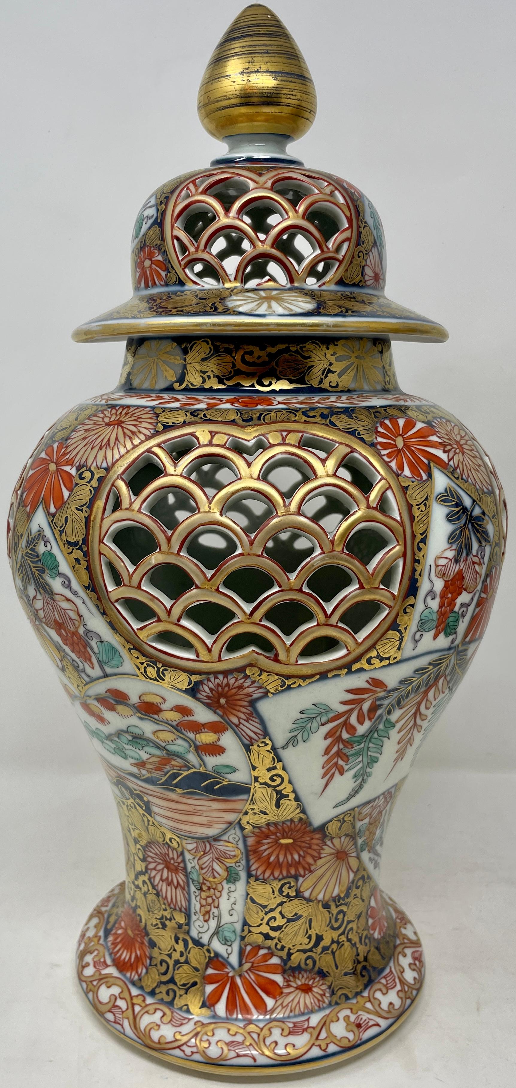 Japonais Paire d'urnes japonaises anciennes en porcelaine Imari avec perçage réticulé, vers 1880 en vente