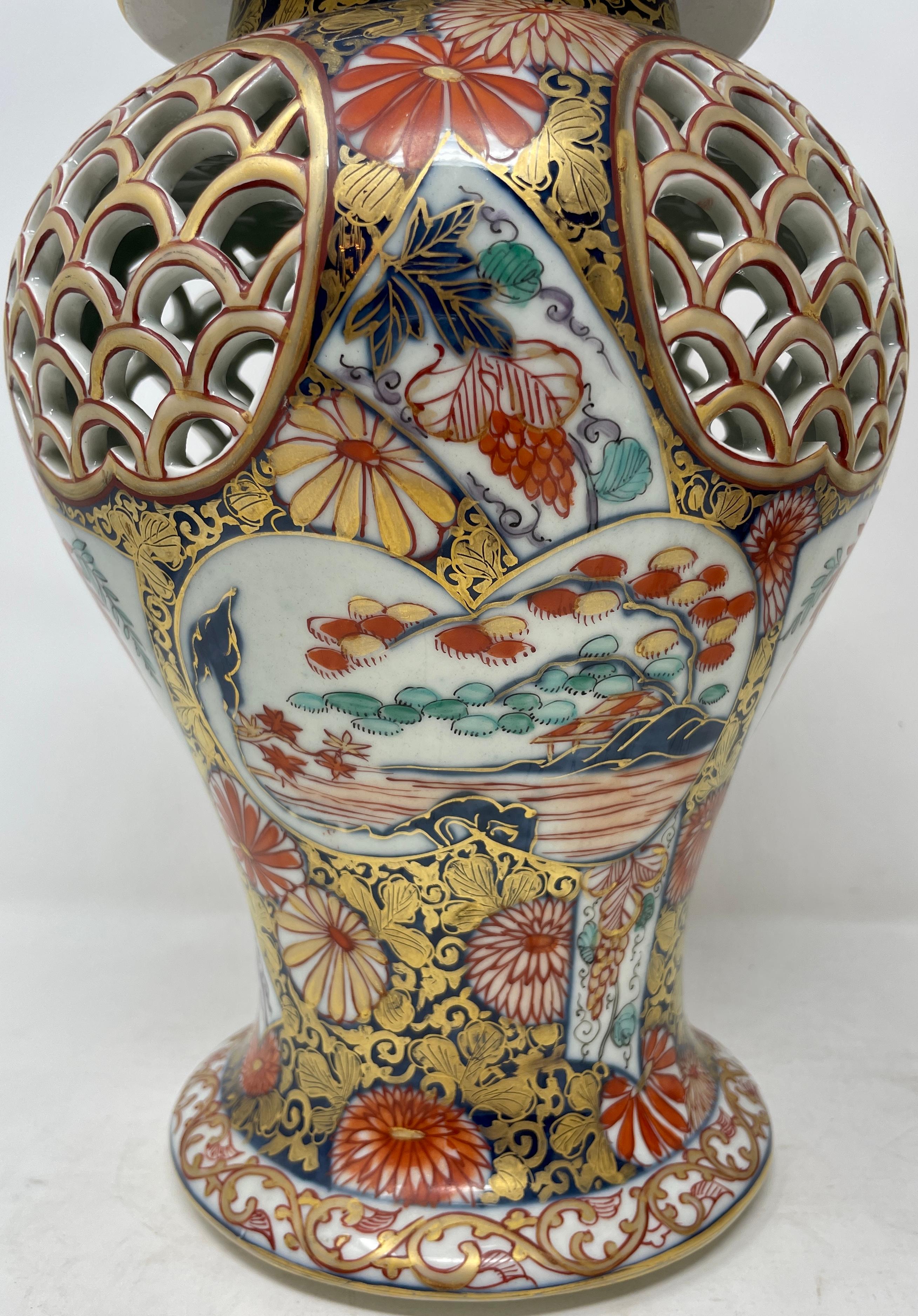 Porcelaine Paire d'urnes japonaises anciennes en porcelaine Imari avec perçage réticulé, vers 1880 en vente