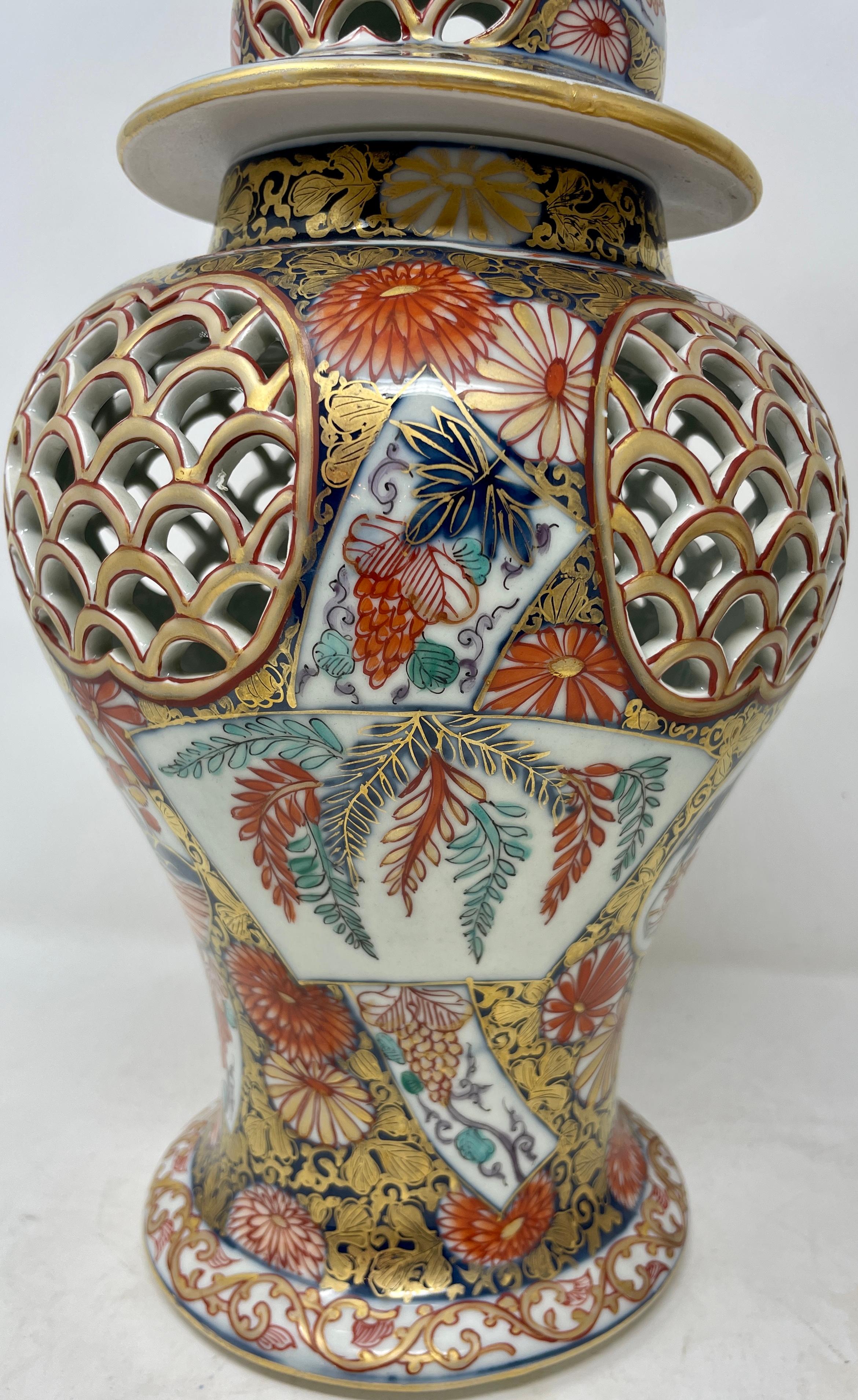 Paire d'urnes japonaises anciennes en porcelaine Imari avec perçage réticulé, vers 1880 en vente 1