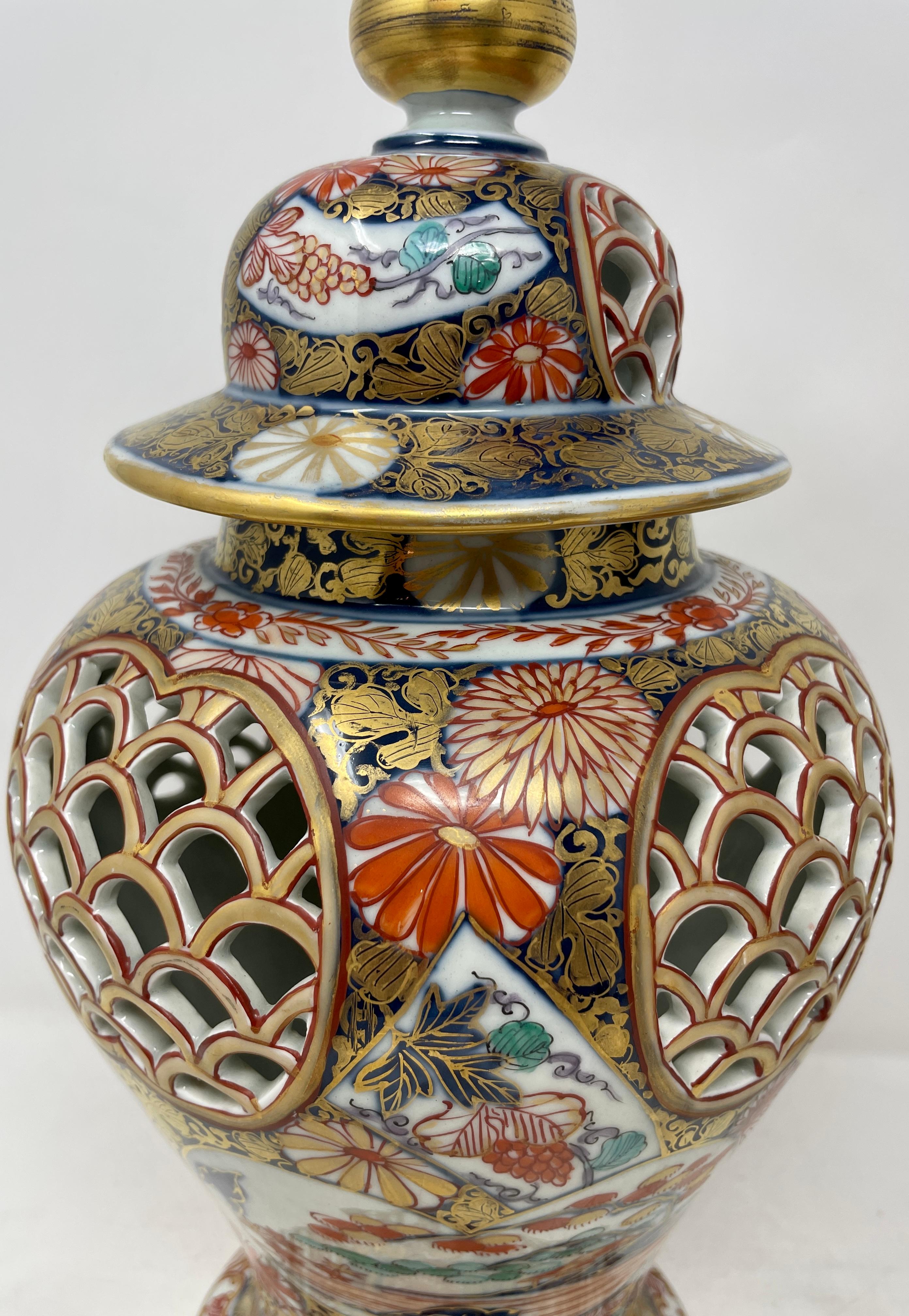 Paire d'urnes japonaises anciennes en porcelaine Imari avec perçage réticulé, vers 1880 en vente 2