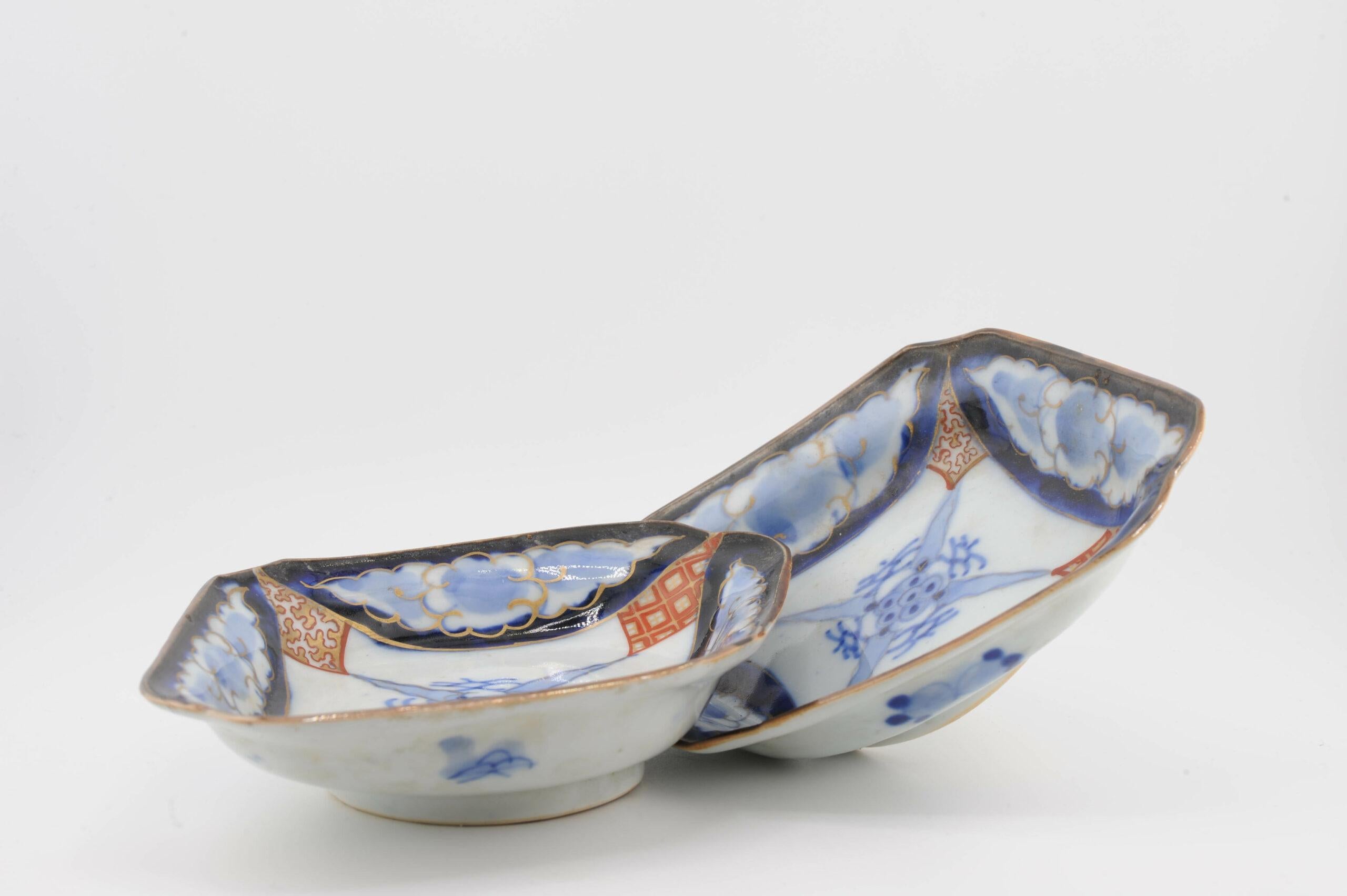 Porcelaine Paire de bols polychromes Meiji Arita en porcelaine japonaise ancienne 19ème siècle en vente