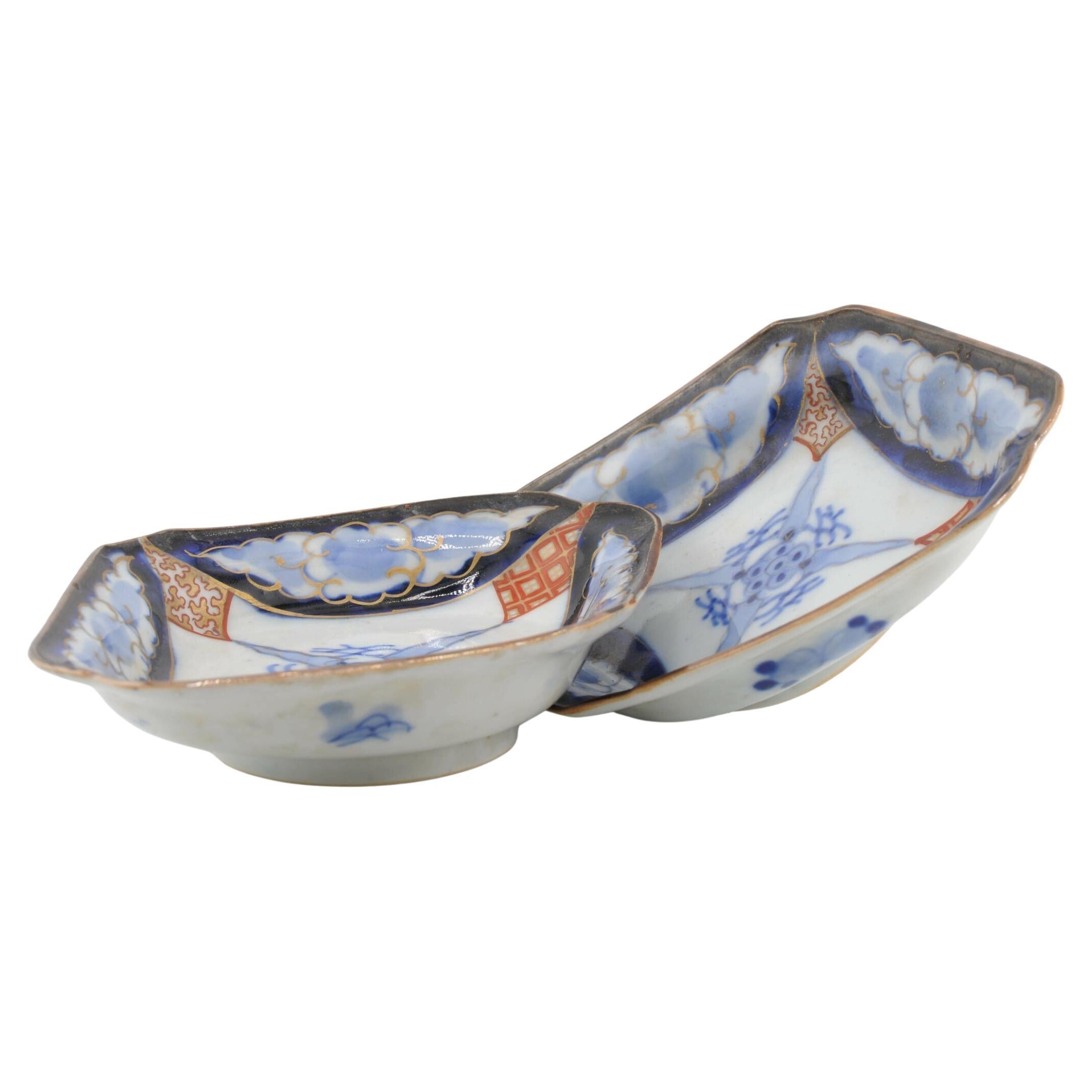 Paar antike japanische polychrome Meiji-Arita-Schalen aus Porzellan des 19. Jahrhunderts