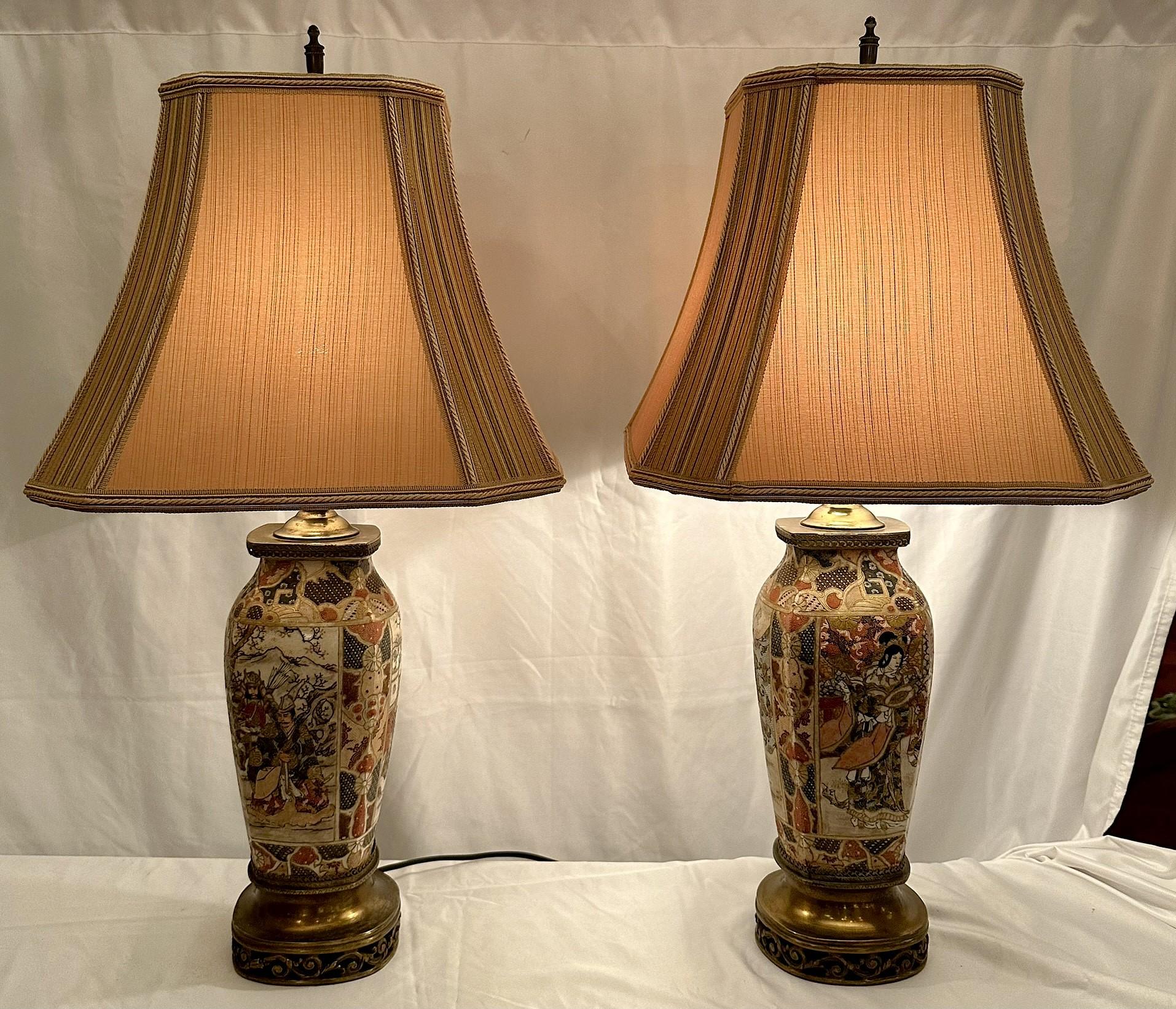 Paire de lampes et d'abat-jours anciens en porcelaine de Satsuma, Circa 1890-1900.