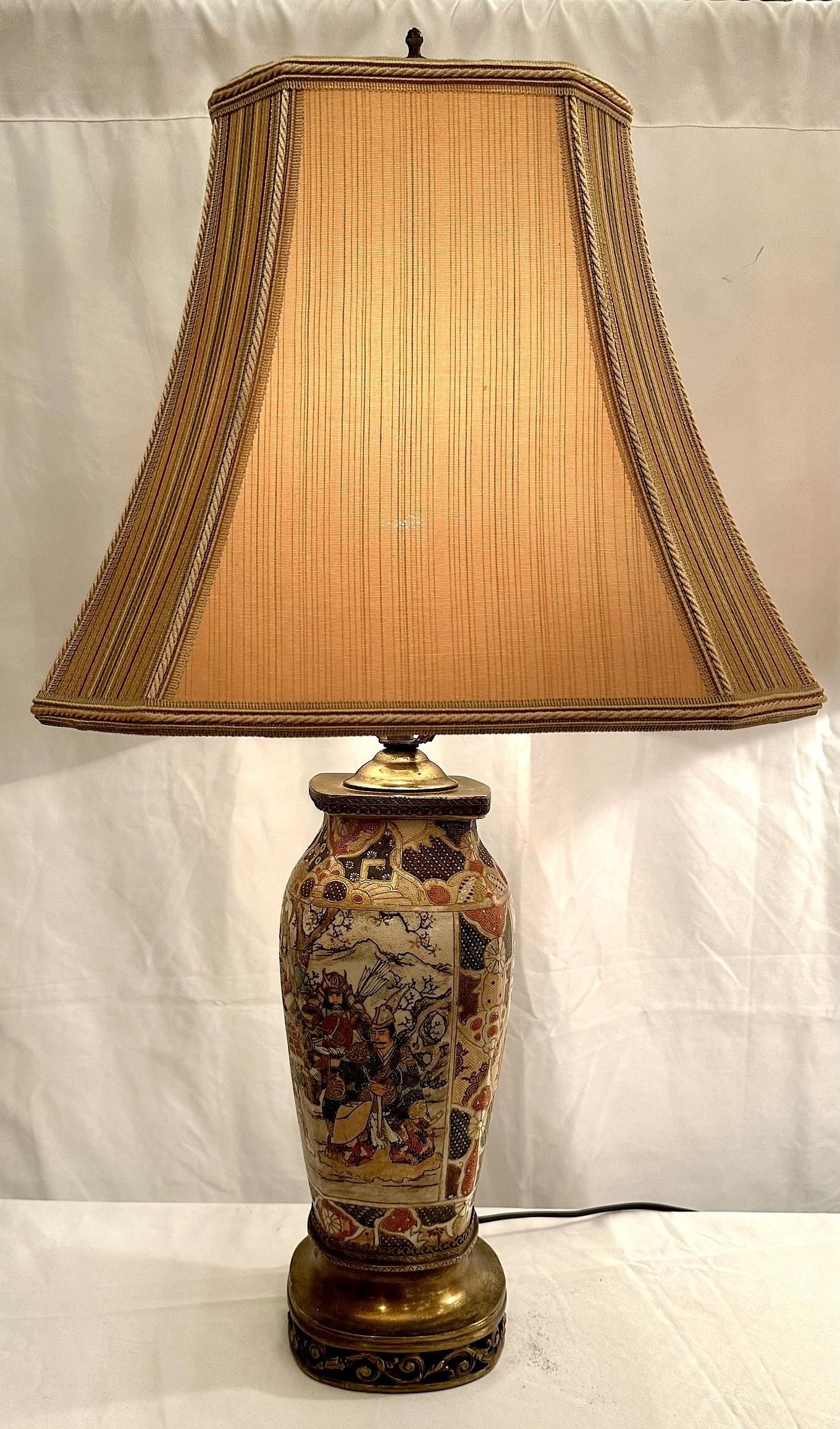 Japonais Paire de lampes et d'abat-jour japonaises anciennes en porcelaine de Satsuma, vers 1890-1900. en vente